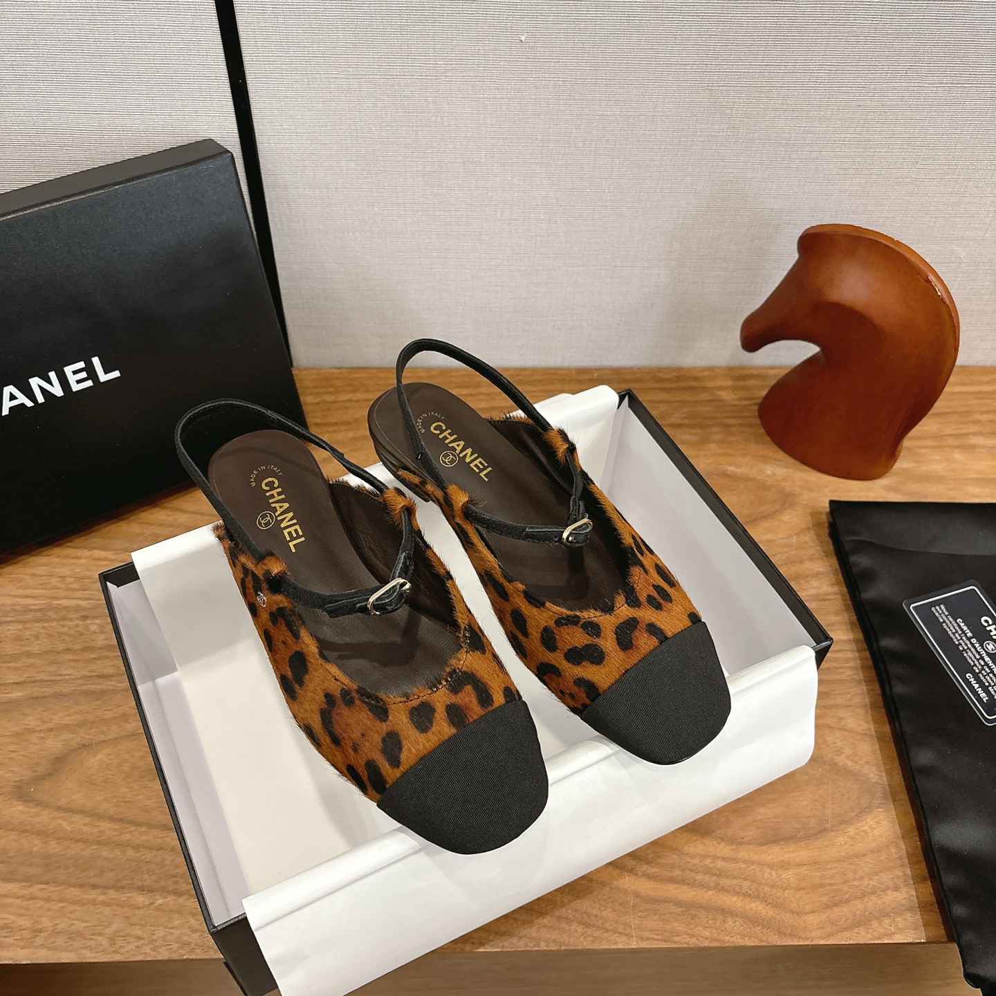 NO:650811,chanel26ss early spring new color-blocked back empty sandals, counter quality, one of the must-have classics every year!  The design is more expressive and tasteful ~ all materials are customized according to the original version!  Purchase authentic products developed. All-purpose and versatile artifact, summer beach, durable style. Upper sheepskin, lining imported sheepskin, outsole Italian imported genuine leather outsole, size 35-39 (40 customized, non-returnable), sandals, chanel, sandals, sheepskin, Leather soles19860909chanel26ss早春新款拼色后空凉鞋 专柜品质 每年必入的经典款之一！设计 更加彰显和品味～所有材质都根据原版定制！购入正品开发.万能百搭神器,夏日沙滩,耐造款. 鞋面羊皮 内里进口羊皮 大底意大利进口真皮大底 码数35-39（40 定做不退换）,凉鞋,chanel,sandals,sheepskin,Leather soles,Women's Shoes