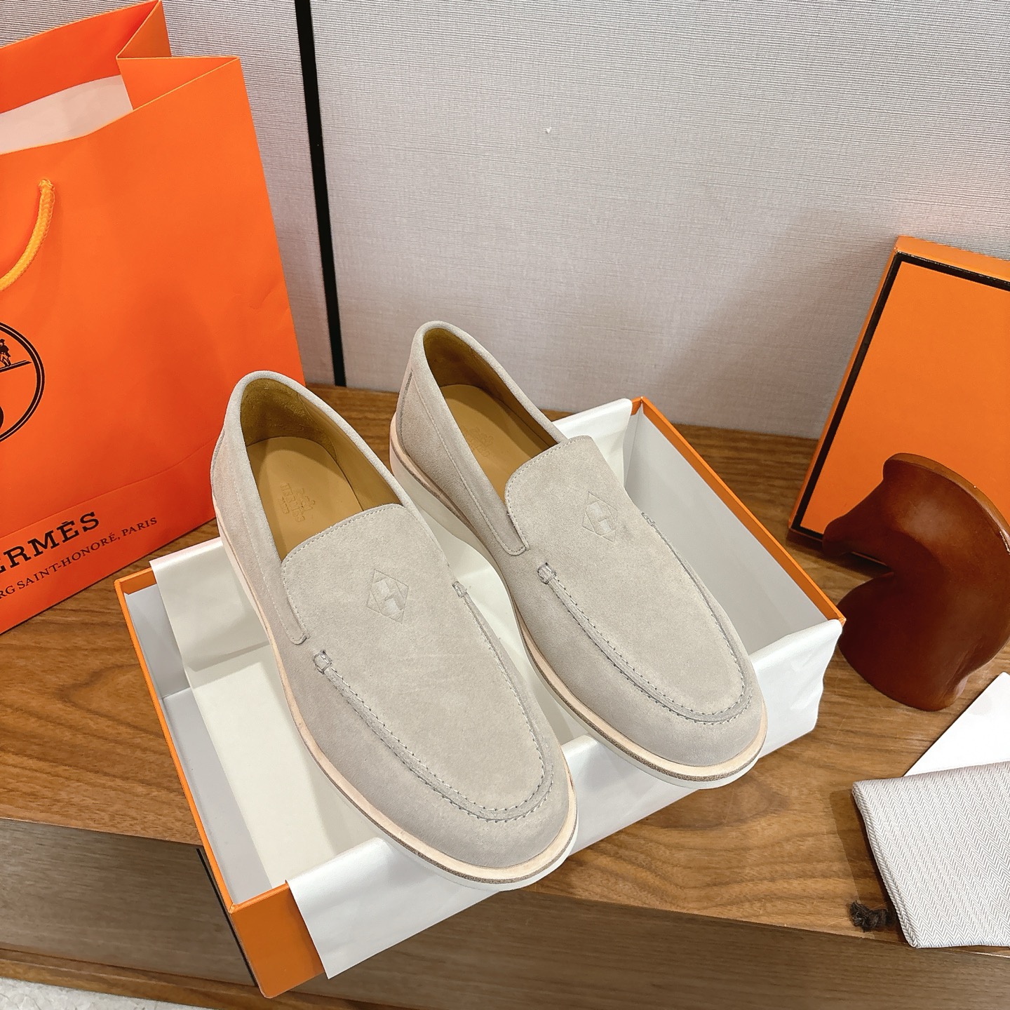 NO:650813,, Men's size 10 Hermes Julian series couple's loafers. This Julian series calfskin and suede goatskin lace-up free sneakers are decorated with iconic 'H' details. The design is simple and smooth, creating a fashionable urban look. Comfortable and versatile. H family classics are not outdated. The delivery counter is beautifully packaged. The fabric is original frosted cowhide. The lining is imported soft sheepskin. The sole is the original molded sole.  Size female 35-39 (40.41.42 customized, non-returnable and non-exchangeable) Male 39-46 (45.46 customized, non-refundable and non-exchangeable), loafers, hermes, hermes, loafers, sneakers, cowhide, sheepskin, chamois leather19860909,男码10 Hermes爱马仕Julian 系列 情侣款 乐福鞋 这款Julian系列小牛皮和麂皮山羊皮免系带运动鞋,饰有标志性“H”细节.设计简约流畅,打造时尚都市造型 舒适百搭 H家经典不过时 ,配送专柜精美包装 面料原版磨砂牛皮 内里进口柔软羊皮 鞋底原版开模鞋底 码数女35-39(40.41.42定制不退不换) 男39-46(45.46定制不退不换),乐福鞋,hermes,hermes,loafers,sneakers,cowhide,sheepskin,chamois leather,Women's Shoes