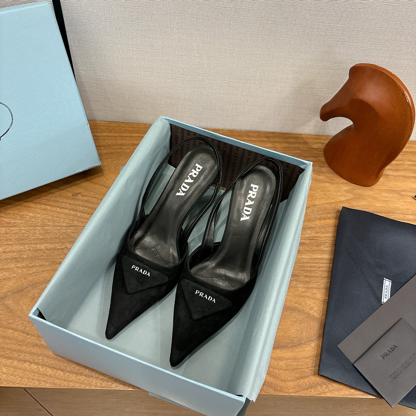 NO:650807,PRAD*25ss retro triangular pointed-toe kitten heel. The Prada triangle logo is embedded in the toe, which is a highly recognizable symbolic element of the brand and strengthens the visual memory point. The pointed-toe outline modifies the foot shape while adding an elegant and capable temperament, which is in line with Prada's consistent exquisite style. The thin strap design at the heel is both decorative and practical, which not only fixes the ankle, improves wearing stability, but also weakens the heavy feeling of high heels.  The heel height is moderate, creating an aura while ensuring walking comfort, suitable for the workplace or daily commuting scenes. The shoes are lined with leather, which is skin-friendly and breathable, reducing the stuffiness and friction discomfort caused by long-term wear. Heel height 6cm Upper sheepskin lining Sheepskin outsole Genuine leather outsole size 35-39 (customized sizes 40 and 41 are non-refundable), high-heeled sandals, prada, sandals, high heels, sheepskin, sheep, Leather soles19860909PRAD*25ss 复古三角标尖头小猫跟 鞋头处嵌入Prada三角徽标,这是品牌辨识度极高的符号元素,强化视觉记忆点.采用尖头轮廓,修饰脚型的同时增添优雅干练气质,契合Prada一贯的精致风格.后跟处的细带设计兼顾装饰性与实用性,既固定脚踝、提升穿着稳定性,又弱化高跟鞋的厚重感. 鞋跟高度适中,在营造气场的同时保障行走舒适度,适合职场或日常通勤场景.鞋内采用真皮衬里,亲肤透气,减少长时间穿着的闷热感与摩擦不适感. 跟高6cm 鞋面羊京 内里羊皮 大底真皮大底 size35-39码（40、41码定制不退换）,高跟鞋凉鞋,prada,sandals,high heels,sheepskin,sheep,Leather soles,Women's Shoes