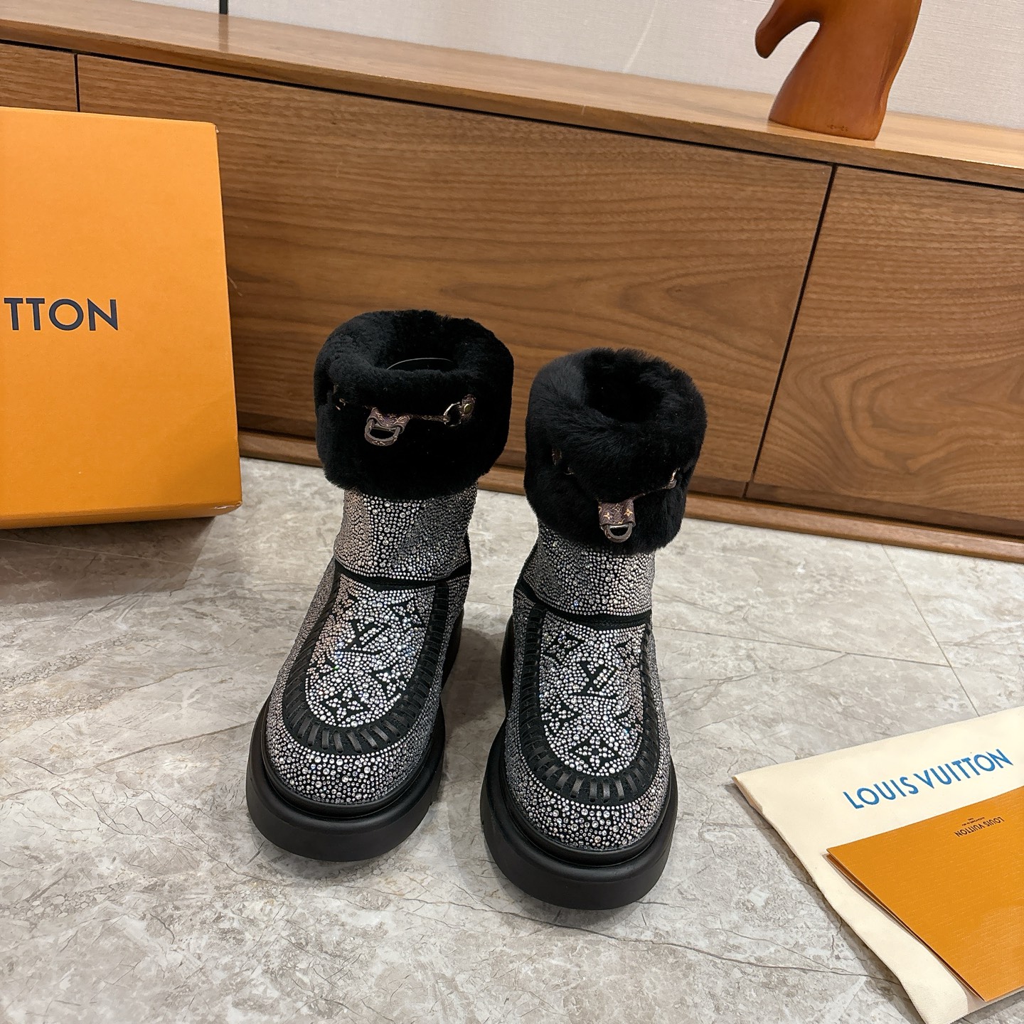 NO:650800,LVuitton Monogram snow boots + LV2026Sk ski series snow boots. The uppers are made of classic Monogram presbyopia + crystal embellishment. They are full of luxury. The lining is made of real wool, which is soft and warm. It is super comfortable to wear in winter. The soles are made of rubber and have anti-slip properties. You will not be afraid of slipping in the snow online online!  The design is both fashionable and practical. It is suitable for daily travel or playing in the snow field. It is suitable for easily creating a high-end winter look. Size 35-39 (custom order of 40 is non-refundable), snow boots, louis vuitton, boots19860909LVuittonMonogram雪地靴+LV2026Sk滑雪系列雪地靴鞋面采用经典Monogram老花+水晶点缀奢华感满满罗内里真羊毛柔软又保暖冬天穿超舒服鞋底橡胶材质防滑力在线户外雪地也不怕滑倒！设计兼具时尚与实用日常出行或雪场玩耍都很适合轻松打造高级冬日造型 码数35-39（40订制不退换）,雪地靴,louis vuitton,boots,Women's Shoes