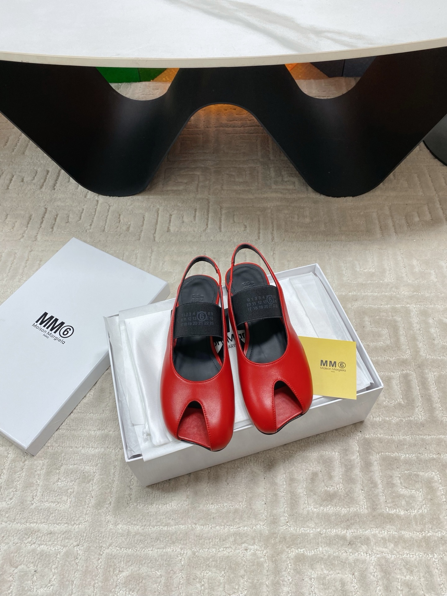 NO:650793,Maison Marginal MM6 Margiela 26 spring and summer new apple toe ballet sandals. Margiela designers are so talented. They create shoes as design elements. Single shoes are capable and exquisite. Half drags match short skirts. Sexy personality. Fabric sheepskin. Lined sheepskin. Cowhide foot pads. Heel height: flat/7cm. Italian imported genuine leather outsole. Size: 35-39 (40 orders can not be returned or exchanged). Sandals, masion margiela, masion  margiela,sandals,skirts,cowhide,sheepskin,Leather soles19860909Maison Marginal MM6马吉拉26春夏新品苹果头芭蕾舞凉鞋 马吉拉设计师太有才了 作为设计元素打造鞋品 单鞋干练精致 半拖搭配短裙 性感个性 面料羊皮 内里羊皮 牛皮垫脚 跟高:平底/7cm 意大利进口真皮大底 码数:35-39（40订做不退不换）,凉鞋,masion margiela,masion margiela,sandals,skirts,cowhide,sheepskin,Leather soles,Women's Shoes