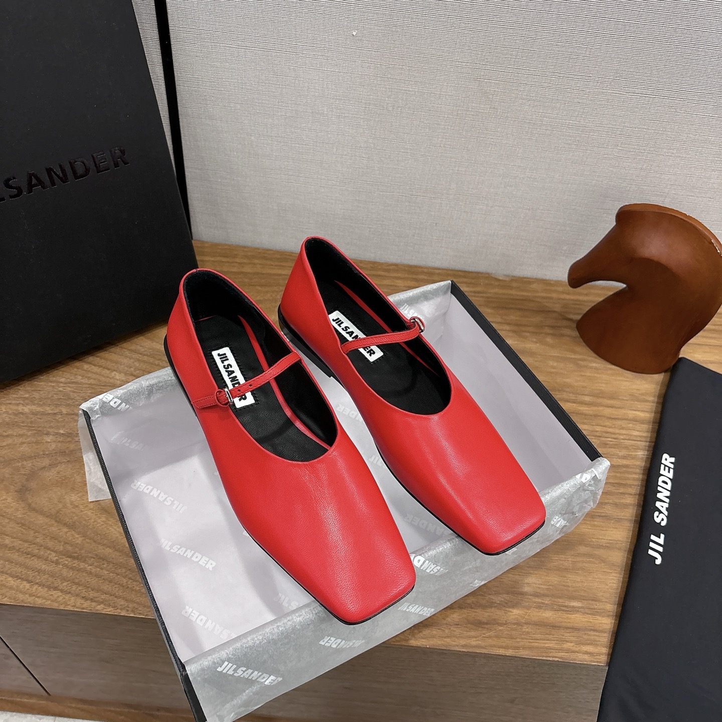 NO:668831,JILSANDER's personalized and trendy new products are purchased and developed, perfectly reproduced one-to-one, classic line design, a versatile summer item, loved by Internet celebrity bloggers and ladies, and praised by various social platforms, extremely popular, high quality, breathable and super comfortable. Imported sheepskin upper, sheepskin lining, genuine leather outsole, size 35-39 (40 customized, non-returnable), single shoes Mary Jane, jil sander, mary  jane,sheepskin,leather soles19860909JILSANDER个性潮流新品正品购入开发、完美复刻一比一做法、经典的线条设计、炒鸡百搭的一款夏季单品, 网红博主小姐姐们的挚爱,社交平台的各种夸赞,人气超高质感透气超级舒适 鞋面进口羊皮 内里羊皮 大底真皮大底 码数35-39(40定制不退换）,单鞋玛丽珍,jil sander,mary jane,sheepskin,Leather soles,Women's Shoes