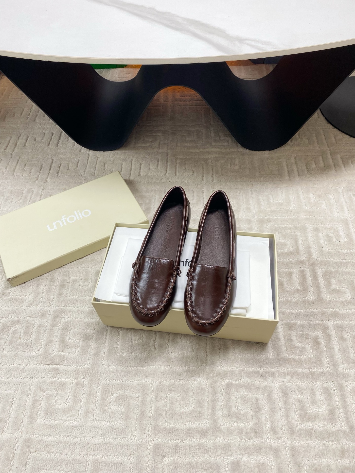 NO:668823,unfolio26 early spring new popular old-money style loafers. A pair of flat shoes can be matched with all spring and autumn matchings to add a lazy and comfortable style. Matched version of high mercerized sheepskin fabric, sheepskin lining. Matched version of private model outsole. Size 35-39 (40 orders are not returnable), loafers, loafers, flats, sheepskin, sheep.19860909unfolio26早春新款爆款老钱风乐福鞋一双平底鞋可以搭配所有春秋的搭配增添慵懒自在的穿搭风采 对版高丝光羊京面料,羊皮内里 对版私模大底 码数35-39（40订做不退换）,乐福鞋,loafers,flats,sheepskin,sheep,Women's Shoes