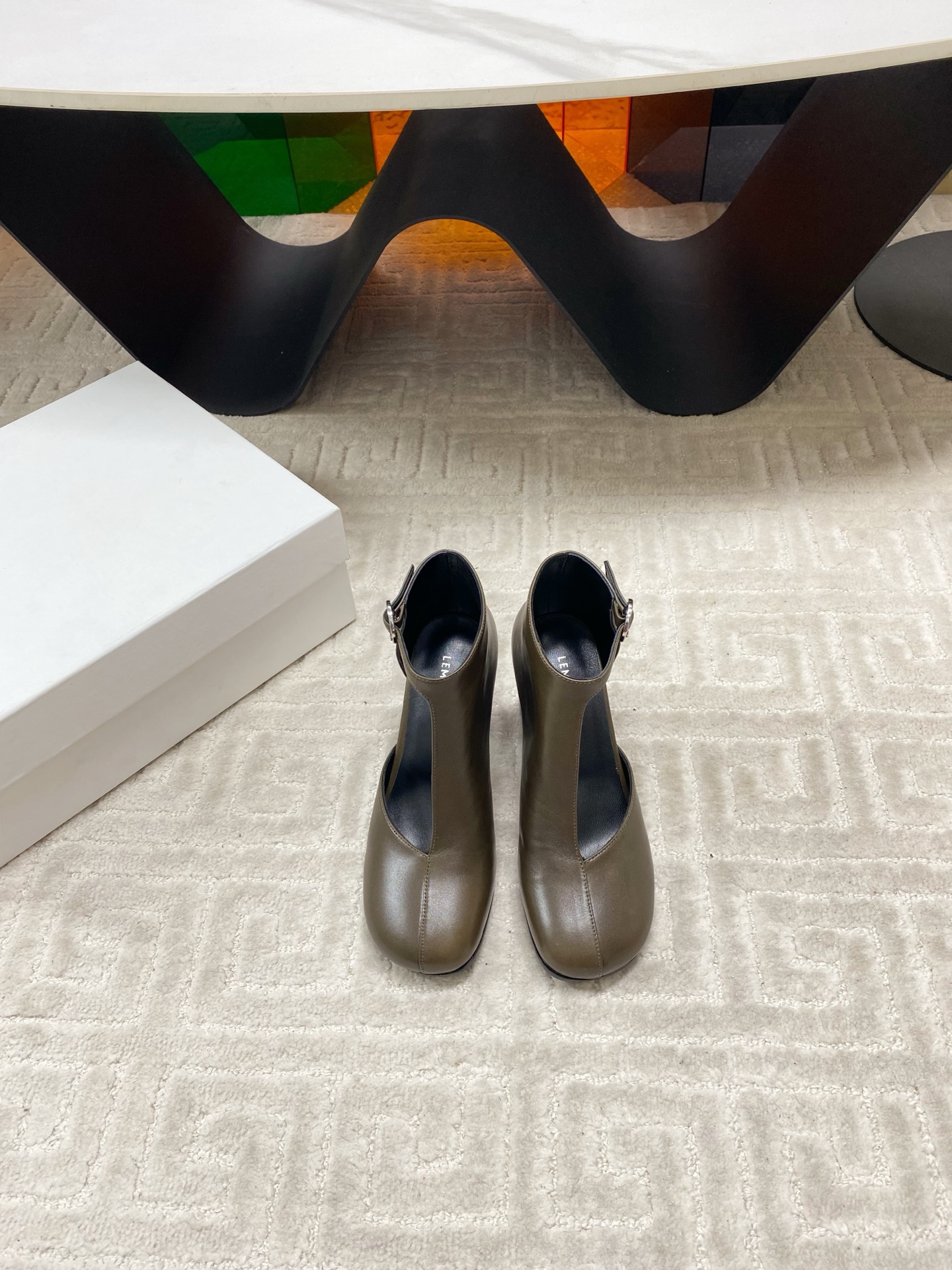 NO:668821,Lemair* square round toe thick heel hollow short boots high heel boots  It adopts a combination of square and round toe + thick heel. The shoe shape is a fusion of short boots and shallow-mouthed shoes. The upper has a hollow V-shaped cut, and is decorated with a metal buckle on the back ankle. The lines are simple and functional, and the thick heel design takes into account both stability and aura.  It focuses on low-saturated milk tea brown and dark gray, which are classic minimalist colors. It continues LEMAIRE's consistent minimalism and French lazy style. The design emphasizes the balance between practicality and styling, and the details show the niche and light luxury tone.  Calfskin upper, sheepskin lining, leather outsole, 6cm height increase, size 35-39 (customized size 40 is not returnable), boots, boots, cowhide, sheepskin, Leather soles19860909Lemair*方圆头粗跟镂空短靴高跟靴 采用方圆头+粗跟的组合,鞋型是短靴与浅口单鞋的融合款,鞋帮处做了镂空V型剪裁,搭配后踝的金属环扣装饰,线条简约又带有机能感,粗跟设计兼顾了稳定性与气场.主打低饱和的奶茶棕与深灰色,是极简风的经典配色；延续了LEMAIRE一贯的极简主义与法式慵懒风格,设计强调实穿性与造型感的平衡,细节处尽显小众轻奢的调性. 鞋面小牛皮 内里羊皮 大底真皮大底 增高6cm size35-39码（40码定制不退换）,靴子,boots,cowhide,sheepskin,Leather soles,Women's Shoes