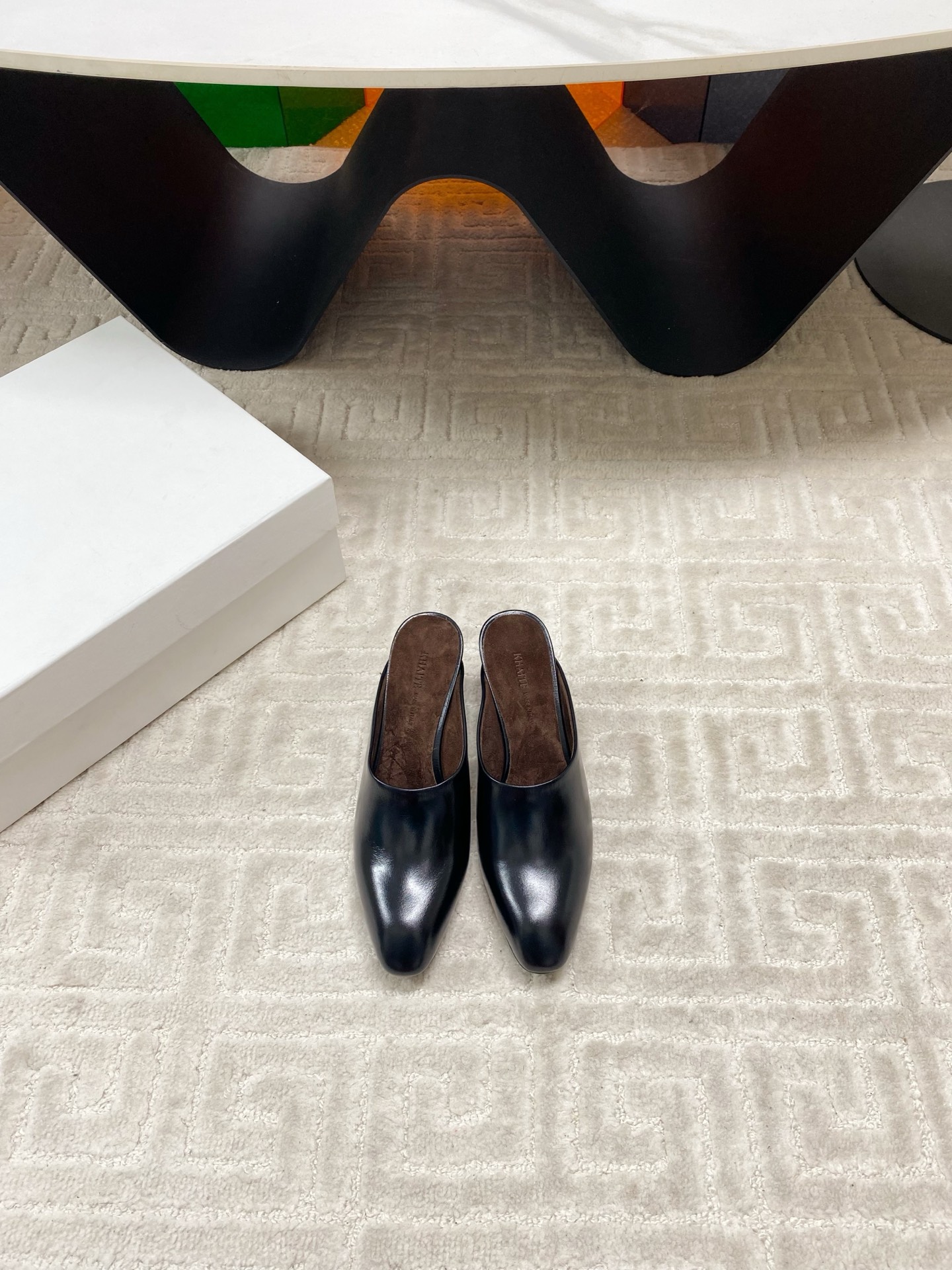 NO:668819,Khati* autumn and winter retro pointed toe thick heel mules and slippers adopt a pointed toe mules shape and a half-mug design without a heel, which is easy to put on and take off. The low heel structure takes into account both fashion and comfort. The upper is imported cowhide, and the lining and insole are made of sheepskin, which is soft and skin-friendly. It adopts a minimalist and high-end style without complicated decorations. The colors are classic black, off-white, and burgundy. It is highly versatile and can be adapted to various wear scenarios such as leisure and commuting.  Upper cowhide, inner lining, genuine leather outsole, heel height 5cm, size 35-39 (customized size 40 is non-returnable), half drag, slippers, cowhide, sheepskin, sheep, Leather soles19860909Khati*秋冬款复古尖头粗跟穆勒鞋拖鞋单鞋 采用尖头包头穆勒拖造型,无后跟的半拖设计,穿脱便捷；低跟结构,兼顾时尚与舒适度.鞋面为进口牛皮,内里和鞋垫用羊皮,触感柔软亲肤；走极简高级风,无复杂装饰,配色为经典的黑色、米白色、酒红色,百搭性强,可适配休闲、通勤等多种穿搭场景. 鞋面牛皮 内里羊京 大底真皮大底 跟高5cm size35-39码（40码定制不退换）,半拖,slippers,cowhide,sheepskin,sheep,Leather soles,Women's Shoes