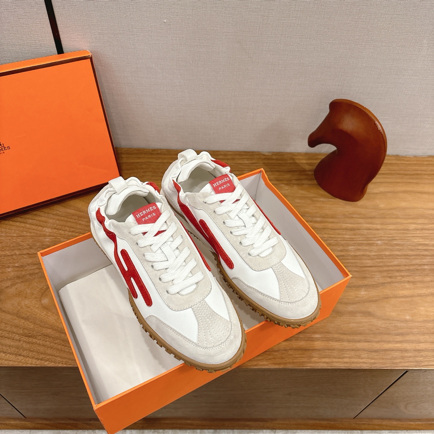 NO:668841,Men's size 10 Hermès' new couple's Forrest training shoes, small white shoes, soft calfskin sneakers, equipped with soles, decorated with classic Medor rivets, creating a comfortable and casual style. Match them casually. Very light and comfortable on the feet. Men's sneakers. Actual shots. The most worthy purchase. Hermès men's sneakers. The legendary shoe trend that you must buy even if it is not available. Fashionable, comfortable, versatile, especially suitable for couples. Imported cowhide frosted material, sheepskin lining, original molded outsole  Women's size 35-39 (40 customized, non-returnable and non-exchangeable) Men's size 38-45 (38/45 customized, non-refundable and non-exchangeable), casual shoes/sports shoes, hermes, sneakers, cowhide, sheepskin19860909男码10 爱马仕新款情侣阿甘德训鞋 小白鞋 柔软小牛皮运动鞋,配有鞋底,饰有经典Medor铆钉,打造舒适休闲风格.随意搭配 上脚非常轻便舒运动鞋男款实拍最值得的入手的爱马仕男款运动鞋传说中不配货也要买的鞋潮流 时尚 舒适 百搭 尤其搭配情侣款感感 进口牛皮磨砂材质 羊皮内里 原版开模大底 女码35-39（40定制不退不换） 男码38-45（38/45定制不退不换）,休闲鞋/运动鞋,hermes,sneakers,cowhide,sheepskin,Women's Shoes