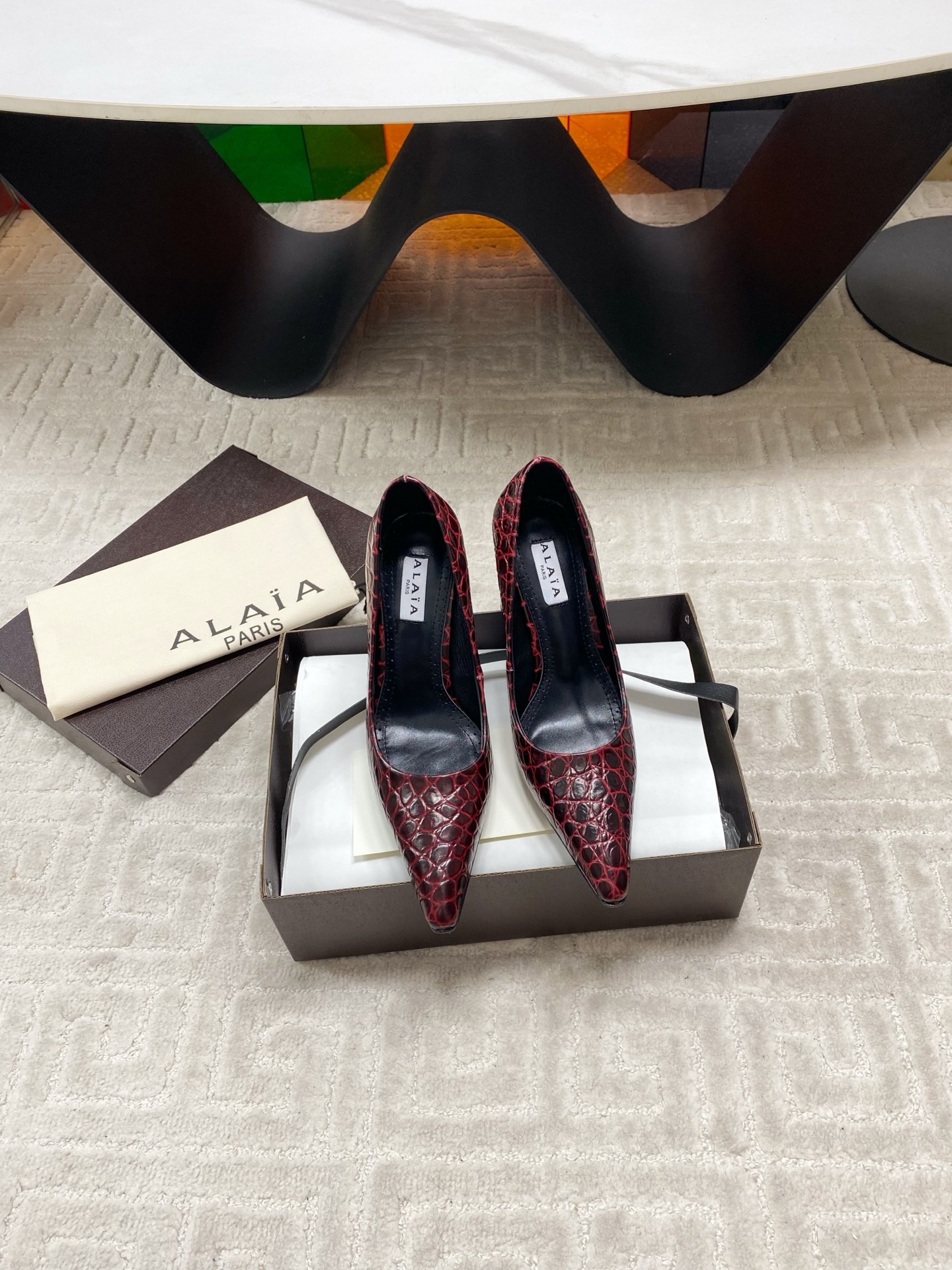 NO:668840,ALAiA|So beautiful that I’m speechless!  This pair of high heels is so aura. The upper is made of calf leather, with embossed crocodile pattern, which adds texture. The thick heel is 90 mm high, which makes walking comfortable and makes you look taller. The pointed toe is very aura!  Sole: cowhide sole imported from Italy!  size 35-39 (40 orders cannot be returned or exchanged), high-heeled shoes, alaia, high heels, cowhide19860909ALAiA|美到失语！ 这双高跟鞋也太有气场了 鞋面由小牛皮制成,搭配压印鳄鱼纹,更显质感；粗跟跟高90毫米,走路舒适又显高,尖头超有气场！鞋底 意大利进口牛皮底！ size 35-39（40订做不退换）,高跟鞋单鞋,alaia,high heels,cowhide,Women's Shoes