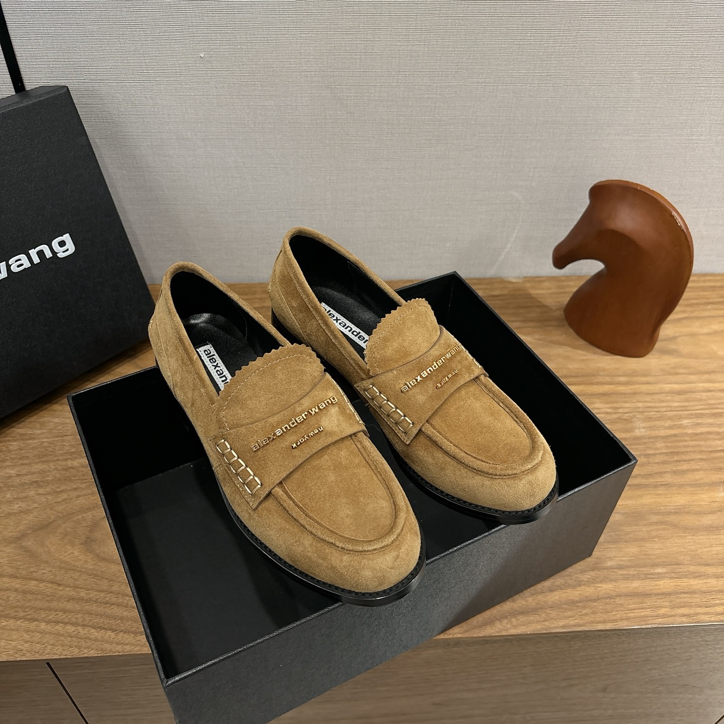 NO:680726,Alexanderwan* King's 2025 spring new thick-soled series is a new product, an invincible height-increasing single product. The soles are thick, but the feet feel light and comfortable!  The imported cowhide is selected, the texture is perfect, and it is embellished with gold letters, giving it a high-end feel!  The upper foot is not too fashionable. The fabric is imported frosted and the lining is cowhide. Size 35-39 (40 is custom-made, non-returnable and non-exchangeable), loafers, alexander wang, loafers, cowhide19860909Alexanderwan*大王2025春季新品厚底系列新品,无敌增高决绝子单品,鞋底厚,但脚感轻盈舒适！甄选进口牛皮,质感满分金色字母点缀,高级感拉满！上脚简直不要太洋气 面料进口磨砂 内里牛皮 尺码35-39（40订做不退不换）,乐福鞋,alexander wang,loafers,cowhide,Women's Shoes