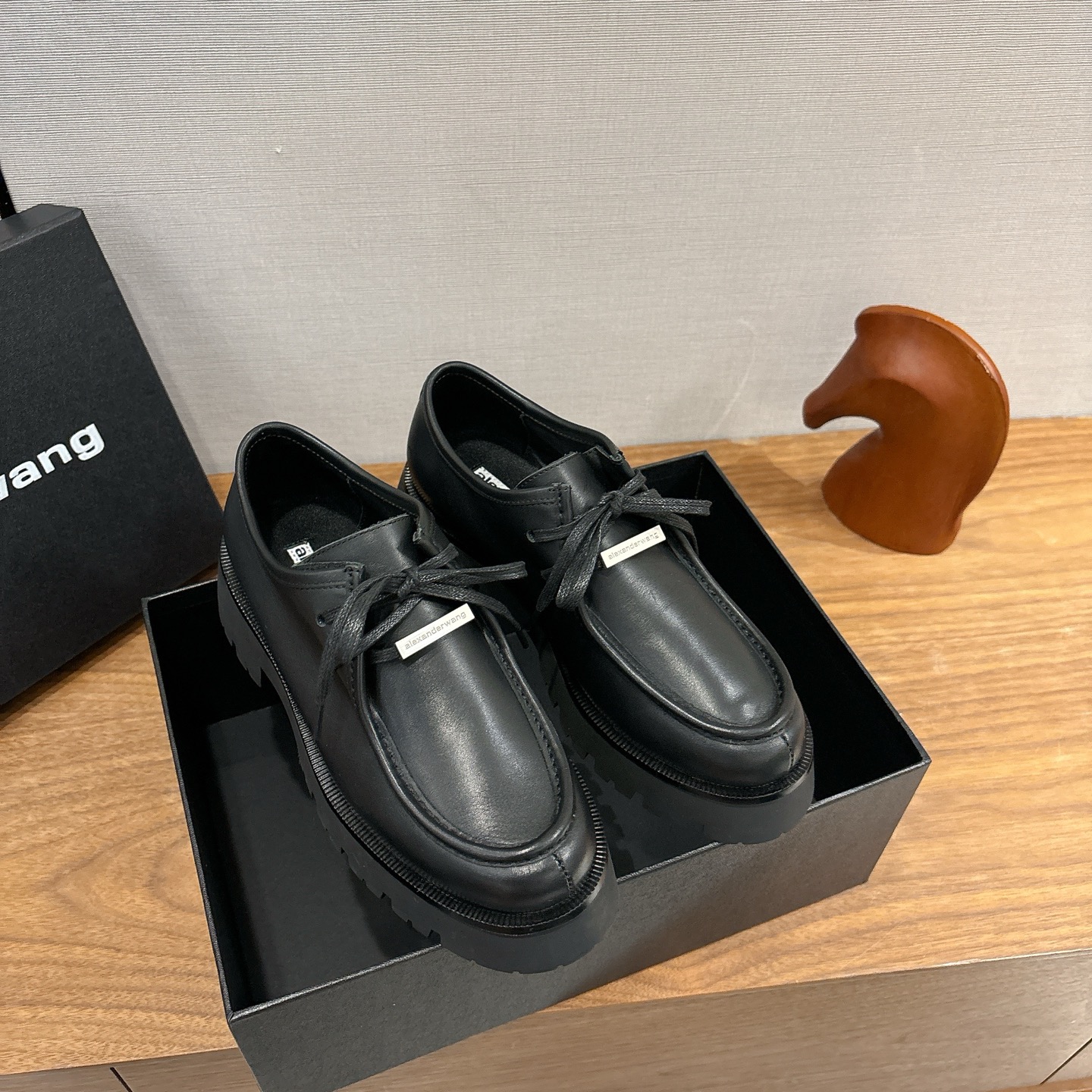 NO:680733,Alexanderwan* King's 2025 spring new thick-soled series is a new product, an invincible height-increasing single product. The soles are thick, but the feet feel light and comfortable!  The imported cowhide is selected, the texture is perfect, and it is embellished with gold letters, giving it a high-end feel!  The upper foot is not too fashionable, the fabric is imported cowhide, the lining is cowhide, size 35-39 (custom-made for 40, non-returnable and non-exchangeable), loafers, alexander wang, loafers, cowhide19860909Alexanderwan*大王2025春季新品厚底系列新品,无敌增高决绝子单品,鞋底厚,但脚感轻盈舒适！甄选进口牛皮,质感满分金色字母点缀,高级感拉满！上脚简直不要太洋气 面料进口牛皮 内里牛皮 尺码35-39（40订做不退不换）,乐福鞋,alexander wang,loafers,cowhide,Women's Shoes