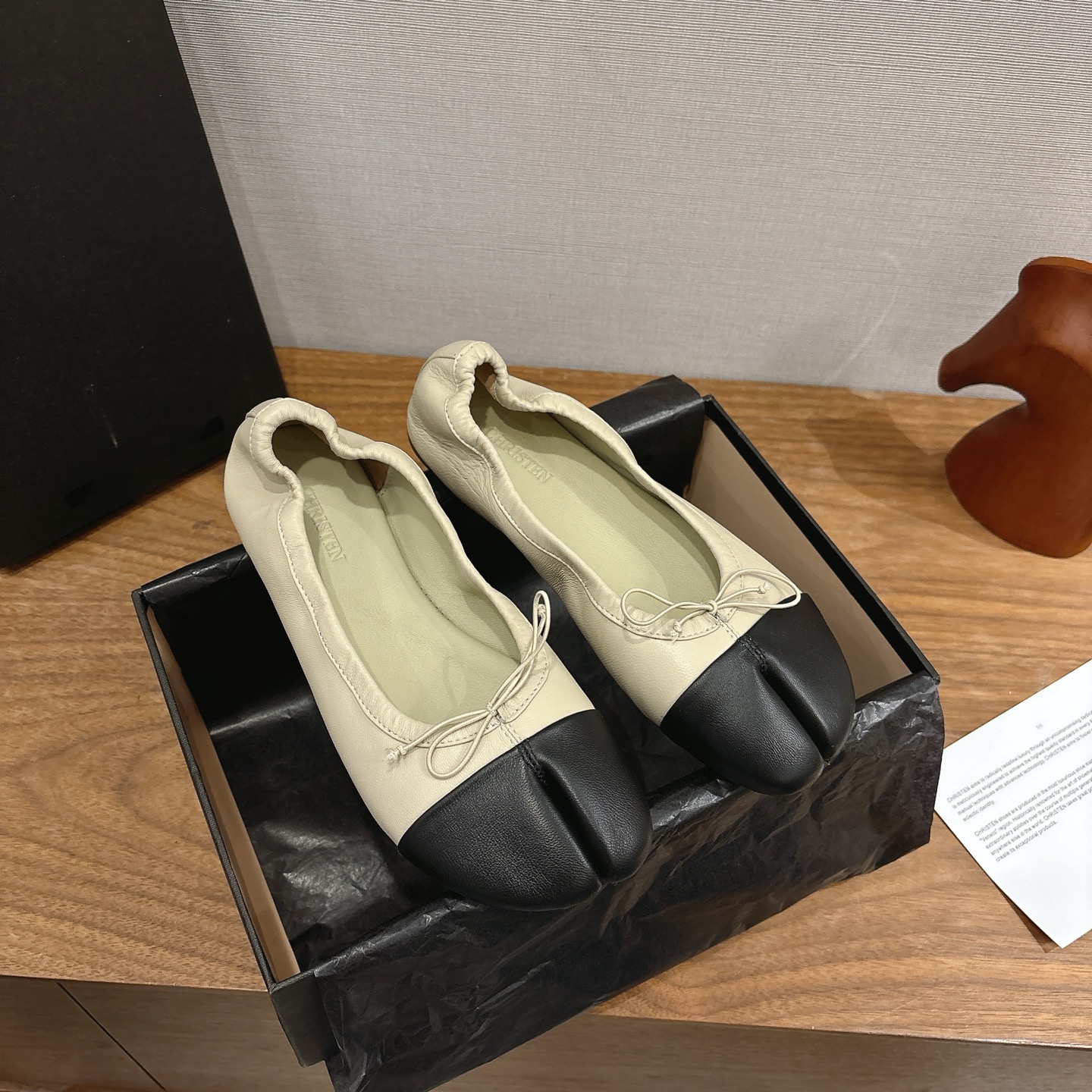 NO:680739,christen2026 early spring new tabi ballet shoes, the latest designer women's shoe brand of the same name, ballet shoes as comfortable as socks, beautiful, minimalist and high-end, matching sheepskin fabric, sheepskin lining, Italian imported genuine leather outsole, size 35-39 (40 orders made, non-refundable), split-toe shoes, sheepskin, Leather soles, socks19860909christen2026早春新款tabi芭蕾鞋,最新成立的设计师同名女鞋品牌,像袜子一样舒服的芭蕾鞋,漂亮极简又高级,对版羊皮面料,羊皮内里 意大利进口真皮大底 码数35-39（40订做不退换）,分趾鞋,sheepskin,Leather soles,socks,Women's Shoes