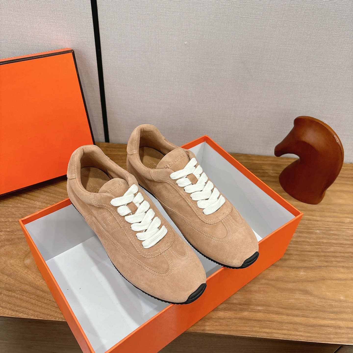 NO:680727,Hermes 2026 new series of casual sports shoes, moral training shoes, with the ultimate craftsmanship, new products are available at the counter at the same time. Every detail of the shoes is specially designed, which is quite eye-catching. The elegant splicing elements highlight the good temperament!  The classic version is upgraded with exquisite color matching, adding a casual atmosphere, and exquisite lines, which can better reflect the family-style design language. The exquisite lines are interspersed to perfectly fit the foot shape, naturally outline the fashionable outline, achieve a visual impact, and fully interpret a different sports style!  Fabrics imported from cow, mixed sheepskin for foot pads, rubber outsole, non-slip and wear-resistant, code number 35-39 (custom-made for 40, non-refundable), casual shoes/sports shoes, hermes, hermes, sneakers, sheepskin19860909Hermes 爱马仕2026 新系列休闲运动鞋德训鞋 工艺极致,同步专柜上新.鞋子的每一个细节都特别用心,相当惹眼,雅致的拼接元素,凸显不俗的气质！ 经典版型升级 精致配色,增添休闲的气息,精致的线条,无形之中能够更好体现出家族式的设计语言,穿插精致的线条完美契合脚型,自然的勾勒出时尚的轮廓,达到视觉上的冲击效果,充分演绎不一样的运动风格！ 面料进口牛猄 垫脚混种羊皮 橡胶大底,防滑耐磨 码数35-39（40订做不退换）,休闲鞋/运动鞋,hermes,hermes,sneakers,sheepskin,Women's Shoes