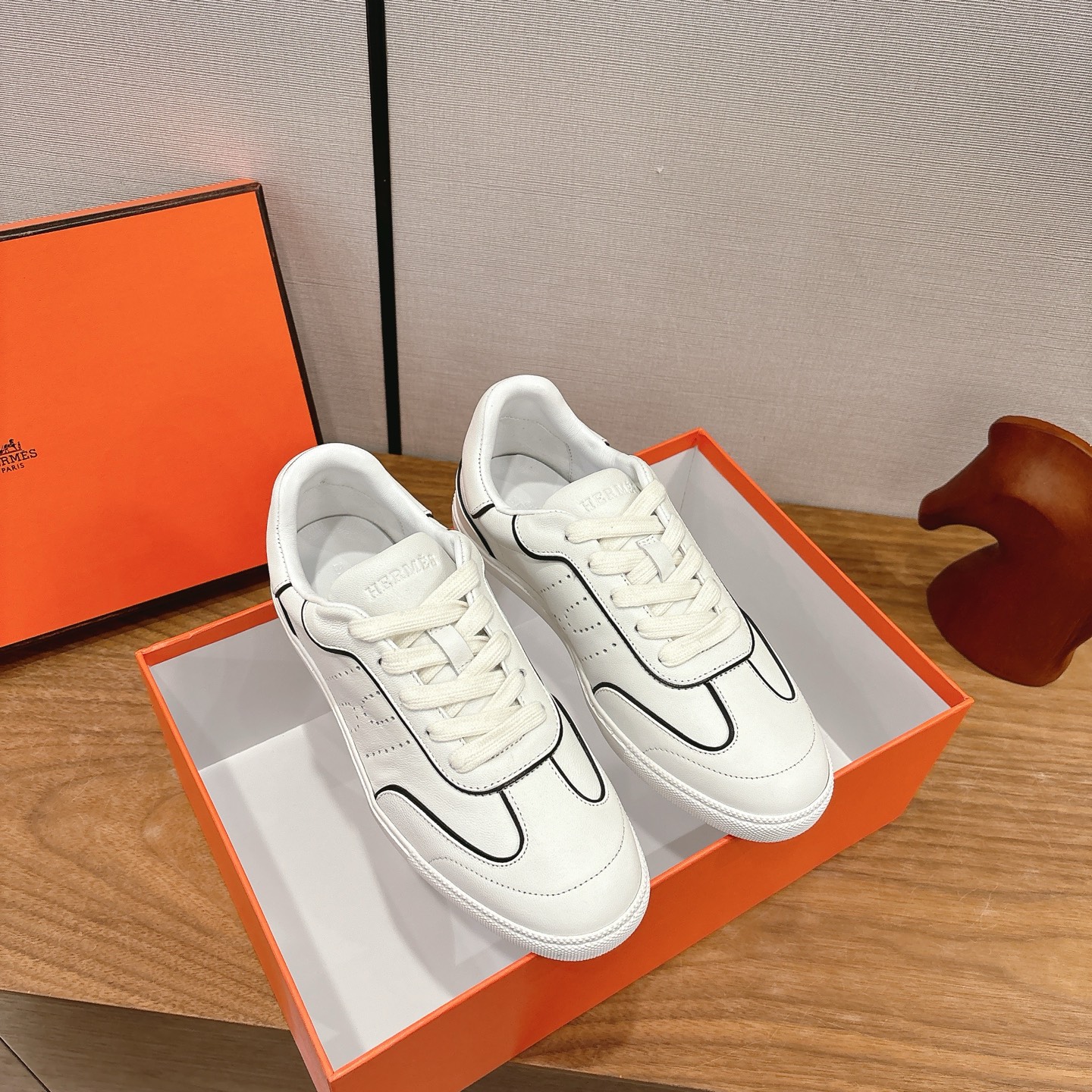 NO:680734,Couple model, women, men, Hermes 2026 new series of casual sports shoes and sneakers, with ultimate craftsmanship, new products are available at the counter at the same time. Every detail of the shoes is made with special care, which is quite eye-catching. The elegant splicing elements highlight the good temperament!  The classic version is upgraded with exquisite color matching, adding a casual atmosphere, and exquisite lines, which can better reflect the family-style design language. Interspersed with exquisite lines, it perfectly fits the foot shape, naturally outlines the fashionable outline, achieves a visual impact, and fully interprets a different sports style!  Fabric imported cowhide, mixed sheepskin for foot pads, rubber outsole, non-slip and wear-resistant!  Sizes for women: 35-39 (40, 41, non-refundable), men: 40-44 (45, non-refundable), casual shoes/sports shoes, hermes, hermes, sneakers, cowhide, sheepskin19860909情侣款 女 男 Hermes 爱马仕2026 新系列休闲运动鞋板鞋 工艺极致,同步专柜上新.鞋子的每一个细节都特别用心,相当惹眼,雅致的拼接元素,凸显不俗的气质！ 经典版型升级 精致配色,增添休闲的气息,精致的线条,无形之中能够更好体现出家族式的设计语言,穿插精致的线条 完美契合脚型,自然的勾勒出时尚的轮廓,达到视觉上的冲击效果,充分演绎不一样的运动风格！ 面料进口牛皮 垫脚混种羊皮, 橡胶大底,防滑耐磨！ 码数女35-39（40,41订做不退换） 男40-44（45订做不退换）,休闲鞋/运动鞋,hermes,hermes,sneakers,cowhide,sheepskin,Women's Shoes