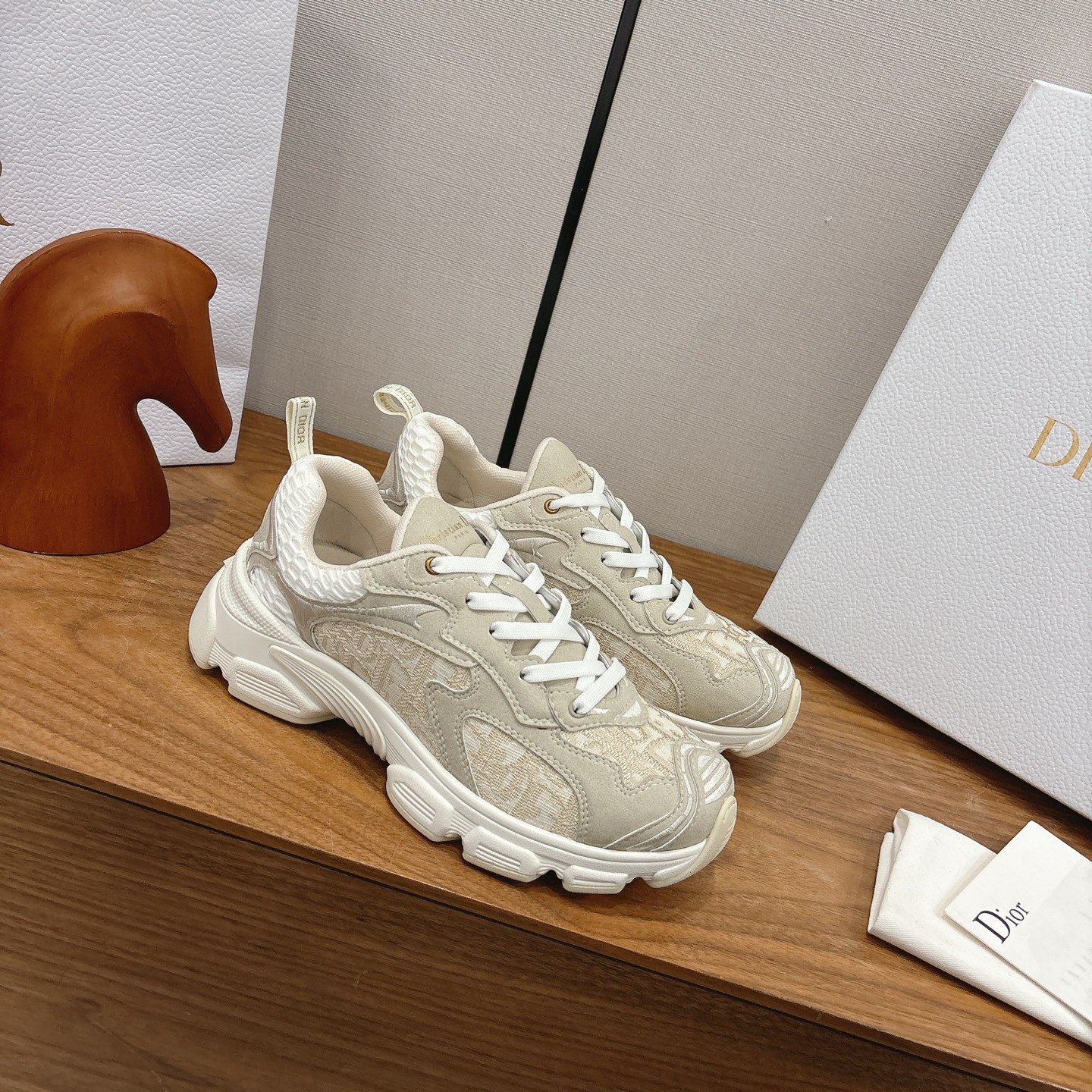 NO:680716,The latest hot new colors!  Dior Chrono's new casual sports shoes, running shoes and dad shoes are really cool and futuristic! So cool!  Once again interpreting Dior's concept of cool fashion, the lucky star will bless you with good luck. The new EVA sole is super light and super soft! A perfect replica of the original!  Fully matched material and mold!  !  Size 35-39 (40 is custom-made and cannot be returned or exchanged), dad shoes, dior, dior, sneakers19860909最新火爆新色系！迪奥 Dior Chrono 新款休闲运动鞋跑鞋老爹鞋 真的酷毙了,未来感十足!真的好飒！再次演绎了迪奥酷时尚的理念,幸运星为你加持好运,全新的EVA鞋底超轻超软!原版完美复刻！全对版材质 模具！！ 码数35-39（40订做不退换）,老爹鞋,dior,dior,sneakers,Women's Shoes