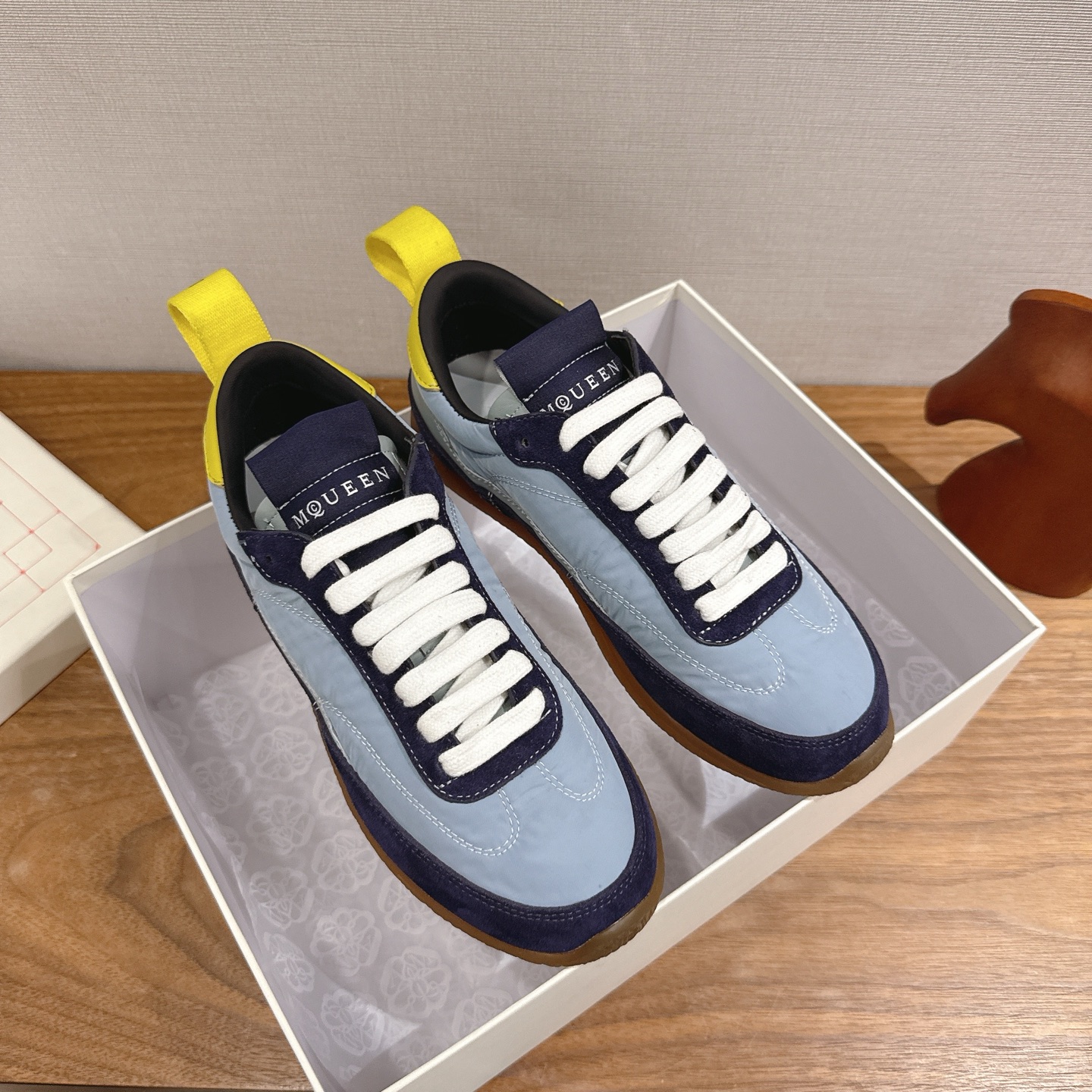 NO:680703,, men's code McQueen McQueen Ec1 26ss new white shoes, moral training shoes, couple shoes, the most popular moral training shoes at the moment, inspired by the classic retro college style, a new interpretation of the classic, light, comfortable and breathable, a must-have item for all seasons, whether it is paired with jeans or a skirt, the style can be switched easily  No pressure! Speaking of comfort, these shoes are also quite good! The suede material makes the feet feel softer, suitable for long-term wear, and you will not feel tired even when shopping. This detail really impressed me!  Material high silk cowhide suede patchwork, lining sheepskin Outsole: original raw rubber outsole Size women's 35-39 (custom-made for 40, non-returnable) Men's 40-44 (custom-made for 45, non-returnable), casual shoes/sports shoes, alexander mcqueen, sneakers, skirts, jeans, sheepskin, chamois leather19860909,男码 McQueen 麦昆 Ec1 26ss新款 小白鞋 德训运动鞋 情侣鞋 当下最火爆的一款的德训鞋 灵感来自经典复古学院风,全新演绎经典,轻便、舒适、透气的四季必备单品 无论是搭配牛仔裤还是裙子,风格切换毫 无压力!说到舒适感,这双鞋也是相当出色!麂皮材质让脚感更柔软,适合长时间穿着,即便是逛街也不会觉得累.这个细节真是打动了我！ 材质高丝光牛反绒拼布 内里羊皮 大底:原版生胶大底 Size女35-39（40订做不退换） 男40-44（45订做不退换）,休闲鞋/运动鞋,alexander mcqueen,sneakers,skirts,jeans,sheepskin,chamois leather,Women's Shoes