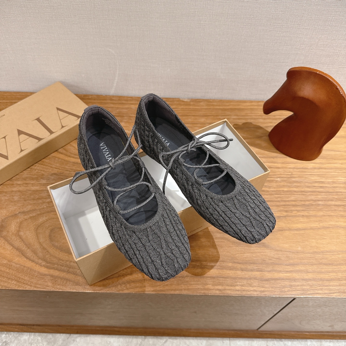 NO:680694,Vivai*25ss knitted style flat shoes Mary Jane shoes are made of knitted fabric. The upper has a twist texture, which is light and elastic. It feels like wearing socks and is breathable. The square toe + lace elements give it a sweet and casual feel. It not only retains the softness of ballet shoes, but also adds a casual feel through the knitted texture.  Flat sole + elastic fabric, highly tolerant to the shape of the foot, very comfortable for daily shopping and commuting, and very light weight. Basic color + bright color, the red plaid bow is detachable, and can switch between simple and playful styles. Flying knitted upper, sheepskin lining, rubber outsole, 2cm higher SIZE35-39 (customized to size 40, non-refundable), single shoes Mary Jane, mary jane, flats, sheepskin, socks19860909Vivai*25ss 针织风平底鞋玛丽珍鞋单鞋 用针织面料,鞋面有麻花纹理,轻便又有弹性,脚感像穿袜子一样贴合,同时兼顾透气度.方头+系带元素,甜中带点休闲感,既保留了芭蕾鞋的柔美,又通过针织纹理增加了随性感. 平底+弹性面料,对脚型包容度高,日常逛街、通勤都很舒适,而且自重很轻.基础色系+亮色,红色款的格纹蝴蝶结是可拆卸的,能切换简约/俏皮两种风格. 鞋面飞织面 内里羊皮 大底橡胶大底 增高2cm SIZE35-39码（40码定制不退换）,单鞋玛丽珍,mary jane,flats,sheepskin,socks,Women's Shoes