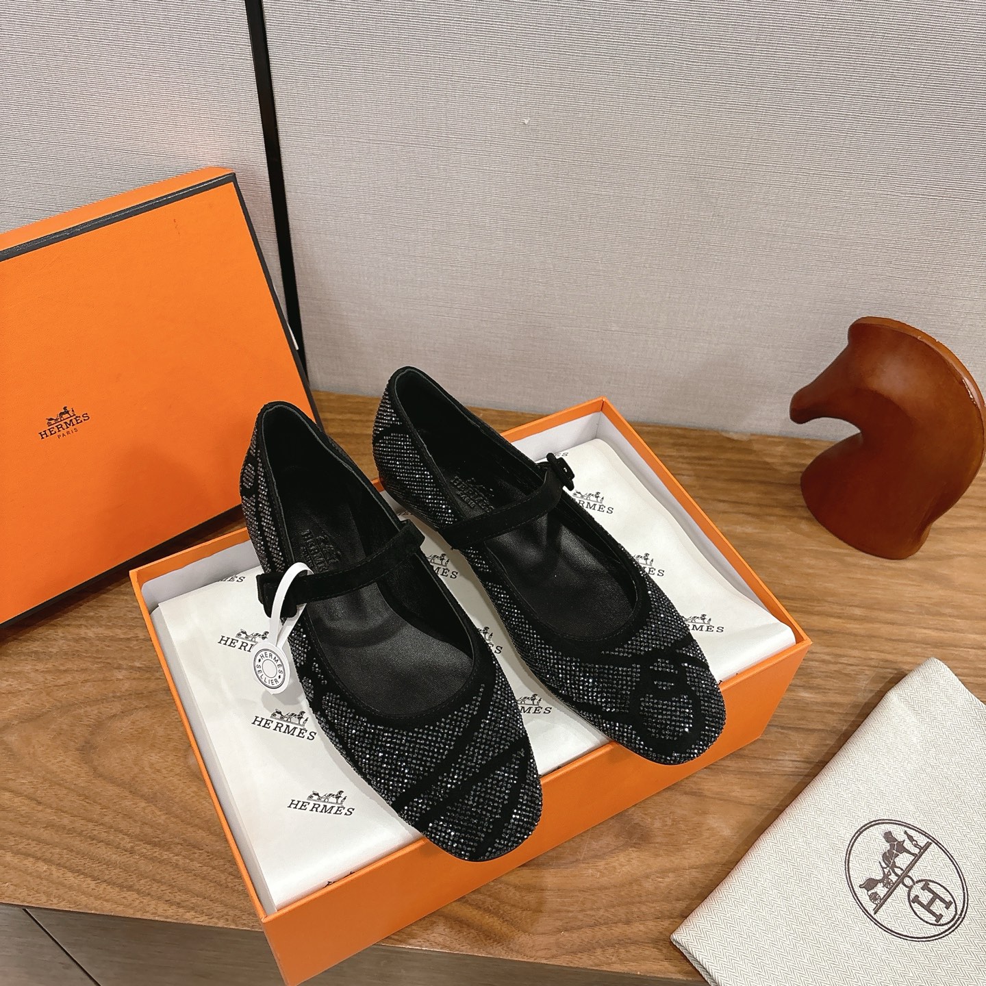 NO:680699,Hermes Hermès' latest spring and summer diamond-filled fashion shoes, which are very difficult to stock in the cabinet. The classic round toe version is super versatile and fashionable on the feet. There are many celebrities and Internet celebrities. A must-have in spring and summer. Casual, comfortable and high-end. Super comfortable and not tight on the feet. The uppers are imported Australian diamonds. Mixed sheepskin lining. Italian genuine leather outsole. Original full set of packaging. Code number 35-39 (40 41 custom-made, non-returnable), single shoes Mary Jane, hermes, hermes, mary  jane,sheepskin,Leather soles19860909Hermes爱马仕春夏最新满钻时装鞋 柜柜超难配货 经典的圆头版型 上脚超级百搭好看时髦 超多明星网红种草 春夏必备 随意舒适高级感 上脚超级舒适不勒脚 鞋面进口澳钻 混种羊皮里 意大利真皮大底 原版全套包装 码数35-39（40 41定做不退换）,单鞋玛丽珍,hermes,hermes,mary jane,sheepskin,Leather soles,Women's Shoes