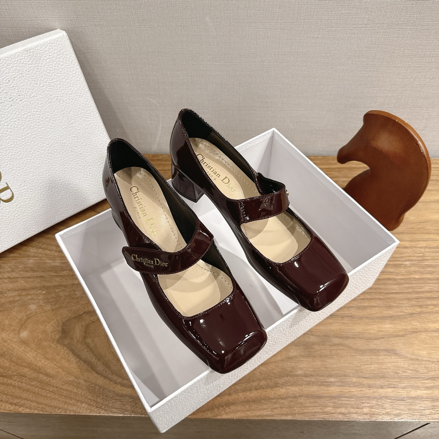 NO:680689,Dior Dior 26/ss early spring vacation series square toe Velcro thick heel Mary Jane shoes 26CD early spring vacation series Mary Jane shoes, patent leather material, full of gloss, square toe design retro and fashionable. The thick heel is about 4cm, very comfortable for daily commuting or walking for a long time. The upper has 'Cistian'  ' logo, full of brand sense. The shallow mouth design modifies the foot shape and lengthens the leg line. It can be easily matched with skirts and trousers. It is elegant and practical. It is a must-have versatile item in spring and summer!  Fabric: Patent leather Lining: Sheepskin Sole: Genuine leather outsole Size: 35-39 (customized at 40.41), high-heeled shoes, dior, dior, mary jane, high heels, skirts, sheepskin, Leather soles19860909Dior 迪奥 26/ss 早春度假系列 方头魔术贴 粗跟 玛丽珍鞋 26CD早春度假系列玛丽珍鞋,漆皮材质,光泽感满满,方头设计复古又时髦.粗跟约4cm,日常通勤或长时间走路都很舒适心.鞋面有“Cistian ”标志,品牌感十足.浅口设计修饰脚型,拉长腿部线条,裙装裤装都能轻松搭配,优雅实用,是春夏必入的百搭单品！ 面料: 漆皮 内里: 羊皮 鞋底: 真皮大底 Size: 35-39 (40.41订做）,高跟鞋单鞋,dior,dior,mary jane,high heels,skirts,sheepskin,Leather soles,Women's Shoes