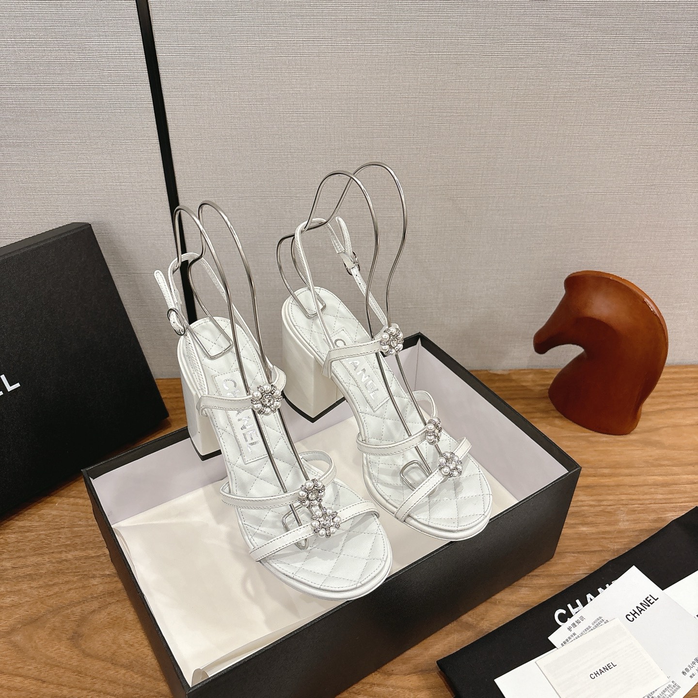 NO:680748,Chanel26C early spring vacation series metallic high heels, champagne gold satin + classic diamond pattern pearl flowers embellished with elegance and sophistication!  The thick heel design of about 8cm lengthens the leg line and is comfortable. The thin strap wraps around the ankle to stabilize and lengthen the legs. Inspired by the resort style, it is very eye-catching when paired with a dress or a light luxury outfit. It is a popular item in the 26C series that is both fashionable and practical!  Chanel26C pearl high heels, size 35-39 (40, 41 customized, non-returnable), high heels and sandals, chanel, sandals, high heels19860909Chanel26C早春度假系列金属色高跟鞋香槟金缎面+经典菱格纹珍珠花朵点缀优雅精致感满分！粗跟设计约8cm拉长腿部线条又舒适细带环绕脚踝稳固又显腿长灵感来自度假风搭配礼服或轻奢穿搭都超吸睛是26C系列热门单品时尚实用两不误！Chanel26C珍珠高跟鞋 码数35-39（40,41订做不退换）,高跟鞋凉鞋,chanel,sandals,high heels,Women's Shoes