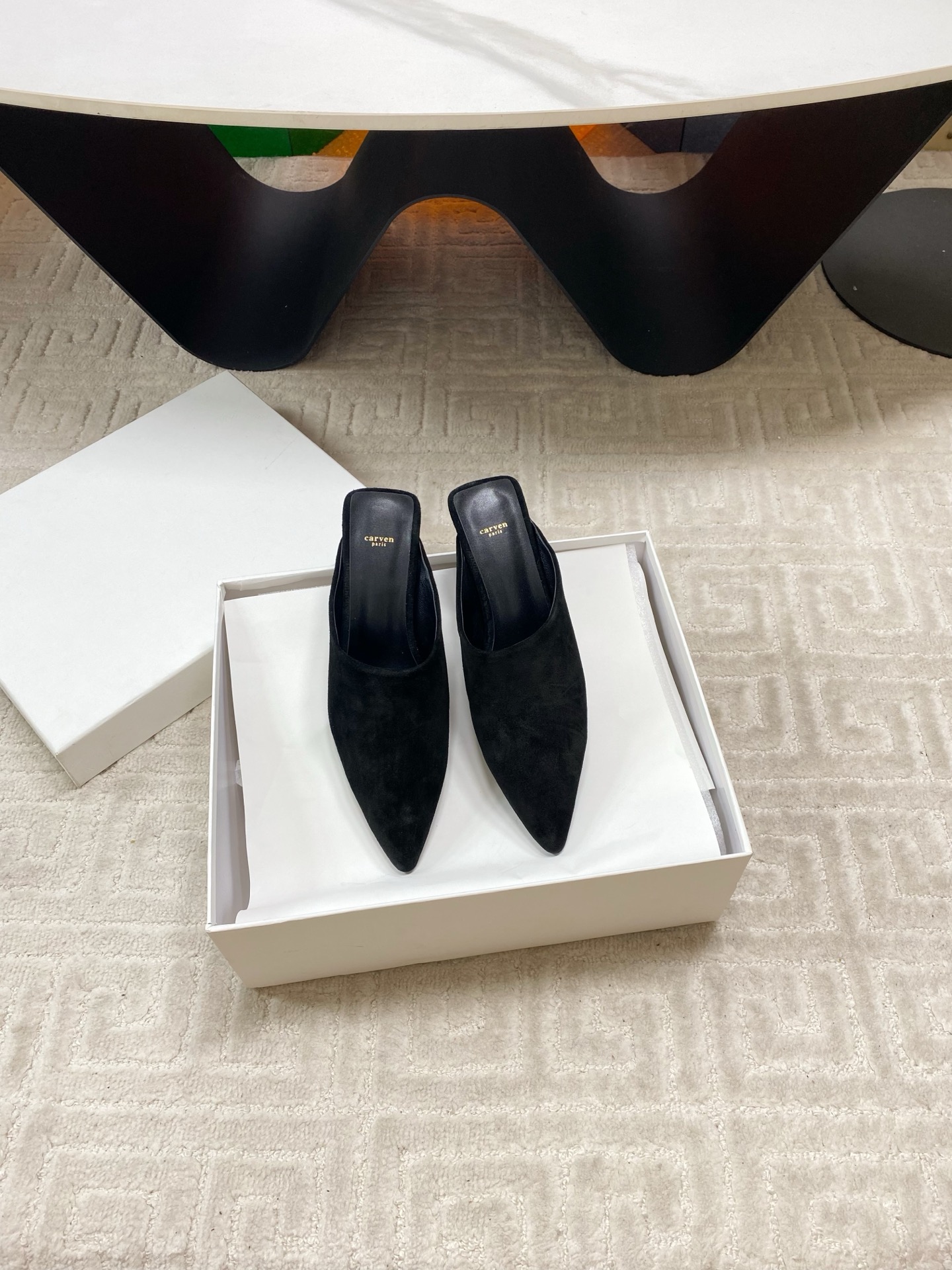 NO:696358,CARVEN 26ss new pointed-toe Mule slippers are unique in design. Simple lines outline neat outlines, showing modernity and fashion tension. Convenient slip-on style. It combines lazy casualness and exquisite style. It easily shows French elegance. It is a must-have item for creating a fashionable look. Suede upper, imported sheepskin lining, imported genuine leather outsole, height: 7cm  Size35-39 (customized at 40.41), half drag, slippers, sheepskin, chamois leather, Leather soles19860909CARVEN 26ss 新品尖头穆勒拖鞋 设计独具匠心 简约线条勾勒出利落轮廓 尽显现代感与时尚张力 一脚蹬的便捷款式 融合慵懒随性与精致格调 轻松彰显法式优雅 是打造时髦造型的必备单品 鞋面麂皮 内里进口羊皮 大底进口真皮大底 高度: 7cm Size35-39（40.41定做）,半拖,slippers,sheepskin,chamois leather,Leather soles,Women's Shoes