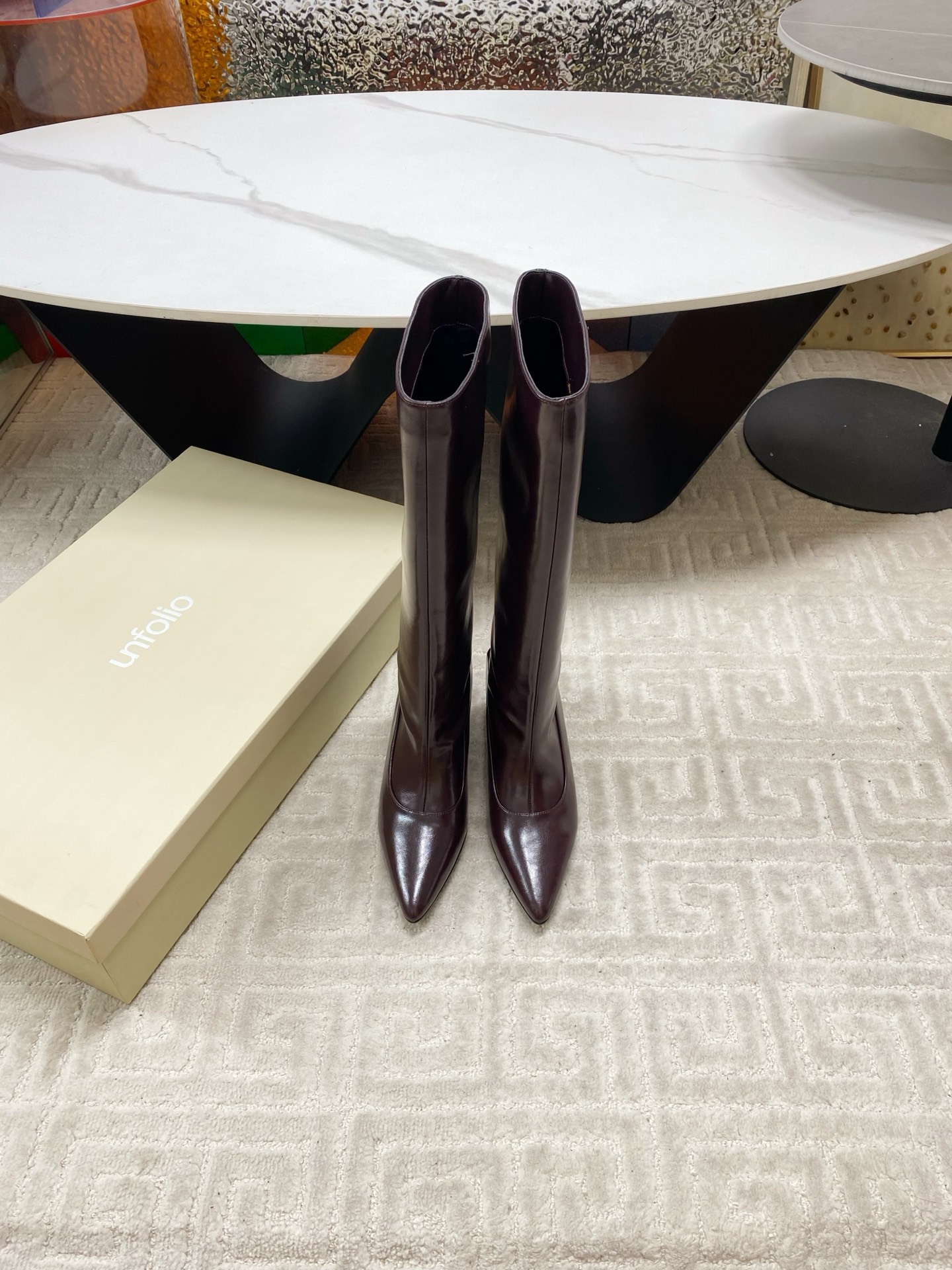 NO:696353,unfolio's new autumn and winter retro boots feel the collision of autumn and western retro style. They can be easily held for commuting and daily wear. Matched cowhide fabric, sheepskin lining. Injection-molded outsole imported from Italy. Size 35-39 (40# custom-made, non-refundable), boots, boots, cowhide, sheepskin19860909unfolio 秋冬新款复古长靴感受秋日与西部复古风的碰撞,通勤和日常穿搭都能轻松hold住 对版牛皮面料,羊皮内里 意大利进口注塑大底 码数35-39（40#订做不退换）,靴子,boots,cowhide,sheepskin,Women's Shoes