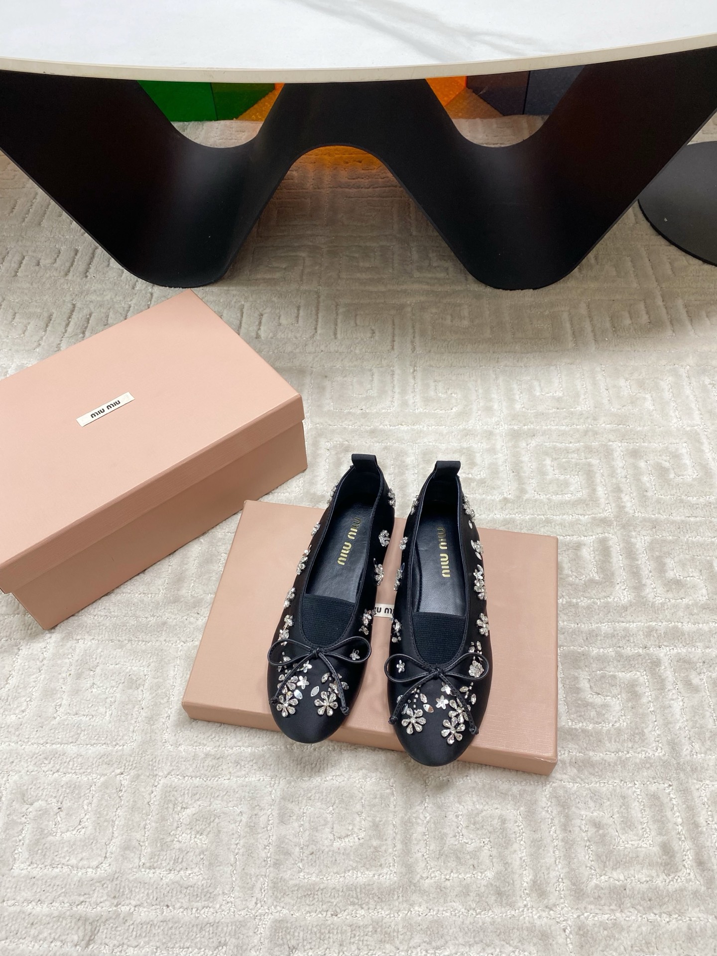 NO:696345,Miu Miu Mary Jane shoes for women, bow-deco satin ballet exclusive high version. Miu Miu's new flat ballet shoes are developed. The original version is a flash sale on the market. Miu is really too girly!  Super soft and glutinous, you can drink it if you like!  Upper imported silk, size 35-39 (40/41 customized, non-refundable and non-exchangeable) sole original leather sole, Mary Jane, miumiu, mary jane, real silk19860909Miu Miu 缪缪玛丽珍单鞋女士蝴蝶结装饰缎面芭蕾舞独家高版 Miu Miu新款平底芭蕾舞鞋开发 原版秒杀市面版本 Miu真的太少女啦！超级软糯 喜欢可以冲了！ 鞋面进口真丝 码数35-39（40/41定制不退不换） 鞋底原版真皮鞋底,玛丽珍,miumiu,mary jane,real silk,Women's Shoes