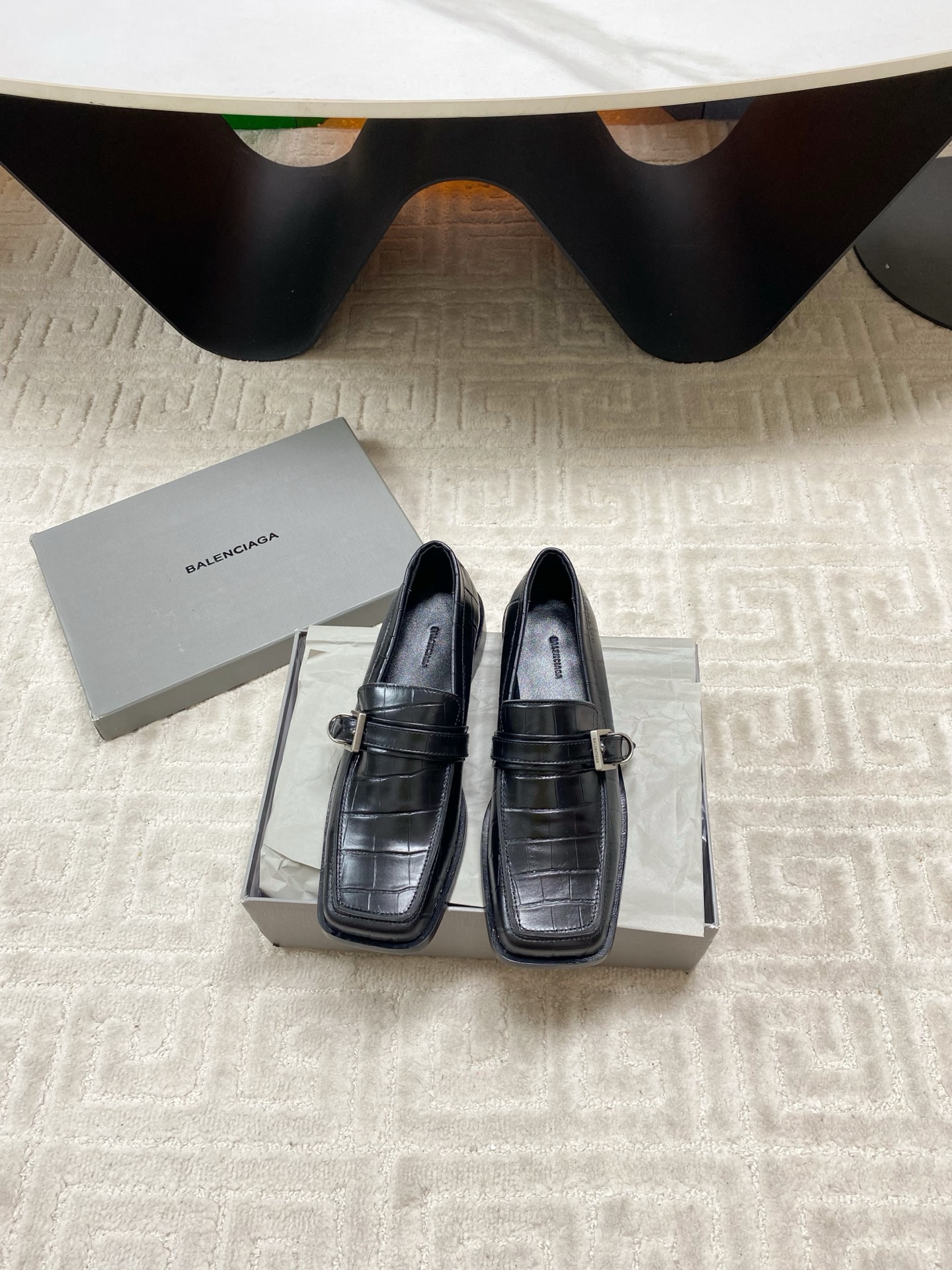NO:696340,Balenciaga*25ss square toe crocodile pattern loafers casual shoes  It adopts a square toe design with strong and neat lines, creating a retro and avant-garde style; it is a flat-soled loafer style with a stiff body shape that combines formality for commuting with daily casualness. The upper is made of crocodile pattern embossed leather, with a three-dimensional and textured texture. The shoe body is decorated with a metal buckle design, located on the front side of the shoe, becoming a visual highlight; the buckle and leather texture are combined to enhance the sophistication and design of the shoe while retaining the convenience of one-step loafers. Upper cowhide  Sheepskin lining, genuine leather outsole, increased by 3cm, size 35-39 (customized sizes 40 and 41 are not returnable), loafers, balenciaga, loafers, cowhide, sheepskin, Leather soles19860909Balenciaga*25ss方头鳄鱼纹乐福鞋休闲鞋 采用方正鞋头设计,线条硬朗利落,打造出复古又前卫的风格；为平底乐福鞋款式,鞋身版型挺括,兼具通勤正式感与日常休闲性.鞋面使用鳄鱼纹压花皮革,纹理立体有质感.鞋身饰有金属扣带设计,位于鞋面前侧,成为视觉亮点；扣带与皮革纹理结合,提升了鞋子的精致度与设计感,同时保留乐福鞋一脚蹬的便捷性. 鞋面牛皮 内里羊皮 大底真皮大底 增高3cm size35-39码（40、41码定制不退换）,乐福鞋,balenciaga,loafers,cowhide,sheepskin,Leather soles,Women's Shoes