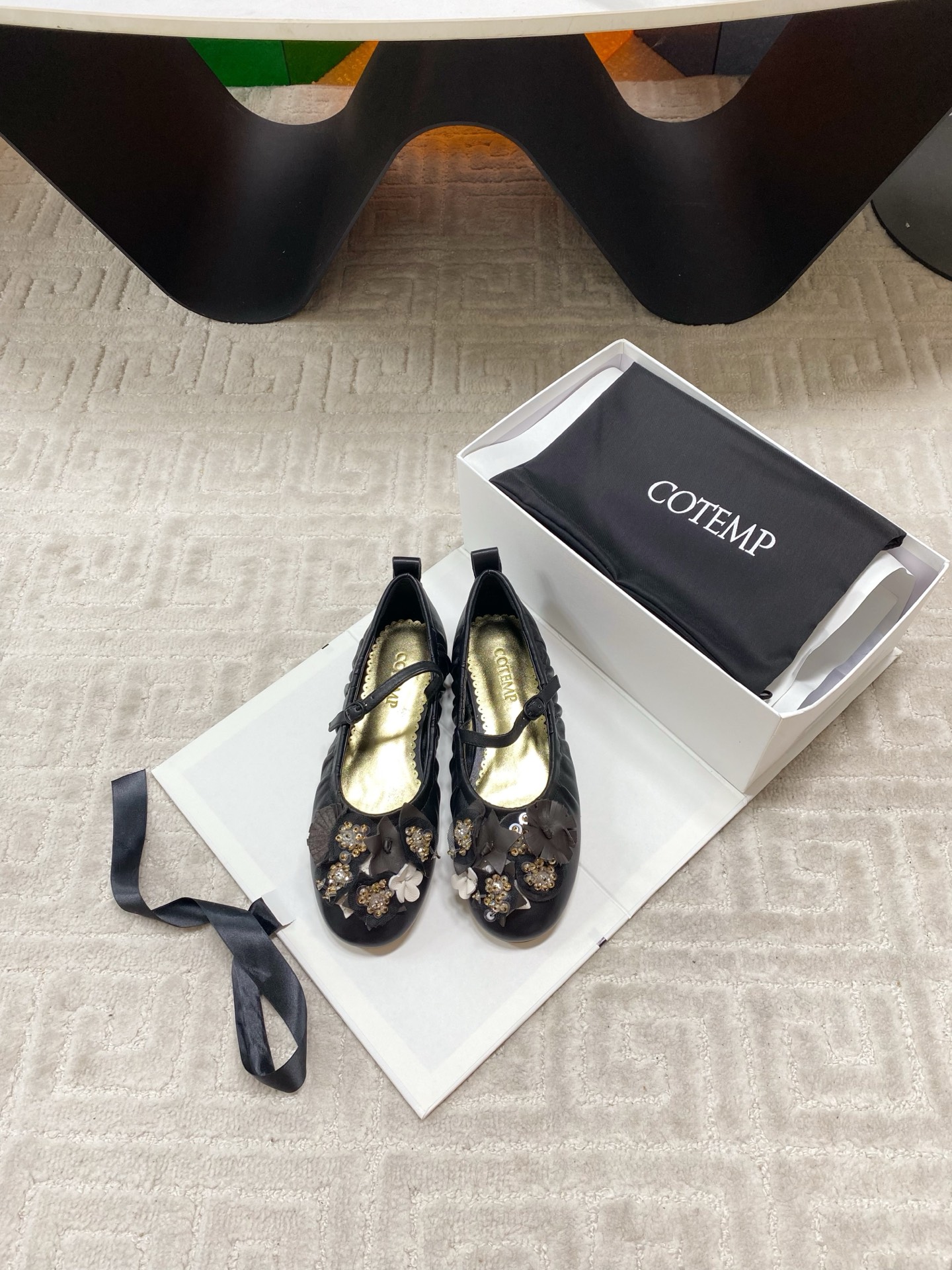 NO:696327,Cotem*26ss three-dimensional flower Mary Jane flat casual shoes adopt the classic version of Mary Jane shoes, with a thin strap design, integrating retro ballet style and girly feel; they are flat shoes with a round toe and comfortable foot feel, taking into account both style and practicality.  The toe is decorated with three-dimensional flowers + rhinestones, and is decorated with a combination of metal accessories. The flowers are pleated and spliced, and are embellished with diamonds to become the visual centerpiece; there are pleated lace designs on the sides of the shoe body to further enhance the soft element and rich in details. Sheepskin upper, sheepskin lining, outsole, Italian leather outsole, increased by 2cm, size 35-39 (customized sizes 40 and 41 are not returnable), ballet shoes, mary jane, flats, sheepskin, Leather soles19860909Cotem*26ss立体花玛丽珍平底鞋休闲鞋 采用玛丽珍鞋经典版型,搭配细搭带设计,融合复古芭蕾风与少女感；为平底鞋型,鞋头圆润,脚感舒适,兼顾造型与实用性. 鞋头缀有立体花朵+水钻,金属饰件组合装饰,花朵采用褶皱、拼接工艺,钻饰点缀其中,成为视觉核心；鞋身侧边有褶皱花边设计,进一步强化柔美元素,细节丰富. 鞋面羊皮 内里羊皮 大底意大利真皮大底 增高2cm size35-39（40、41码定制不退换）,芭蕾舞鞋,mary jane,flats,sheepskin,Leather soles,Women's Shoes