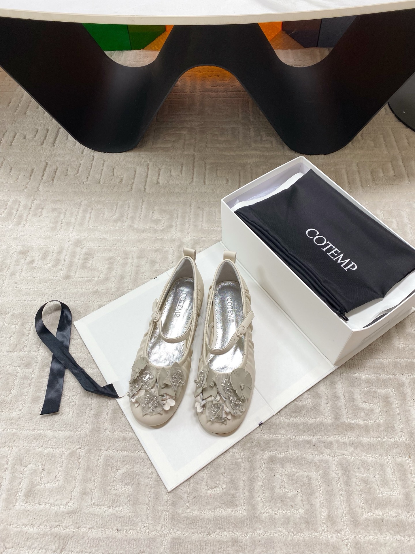 NO:696332,Cotem*26ss three-dimensional flower Mary Jane flat casual shoes adopt the classic version of Mary Jane shoes, with a thin strap design, integrating retro ballet style and girly feel; they are flat shoes with a round toe and comfortable foot feel, taking into account both style and practicality.  The toe is decorated with three-dimensional flowers + rhinestones, and is decorated with a combination of metal accessories. The flowers are pleated and spliced, and are embellished with diamonds to become the visual centerpiece; there are pleated lace designs on the sides of the shoe body to further enhance the soft element and rich in details. Sheepskin upper, sheepskin lining, outsole, Italian leather outsole, increased by 2cm, size 35-39 (customized sizes 40 and 41 are not19860909Cotem*26ss立体花玛丽珍平底鞋休闲鞋 采用玛丽珍鞋经典版型,搭配细搭带设计,融合复古芭蕾风与少女感；为平底鞋型,鞋头圆润,脚感舒适,兼顾造型与实用性. 鞋头缀有立体花朵+水钻,金属饰件组合装饰,花朵采用褶皱、拼接工艺,钻饰点缀其中,成为视觉核心；鞋身侧边有褶皱花边设计,进一步强化柔美元素,细节丰富. 鞋面羊皮 内里羊皮 大底意大利真皮大底 增高2cm size35-39（40、41码定制不退换）,芭蕾舞鞋,mary jane,flats,sheepskin,Leather soles,Women's Shoes