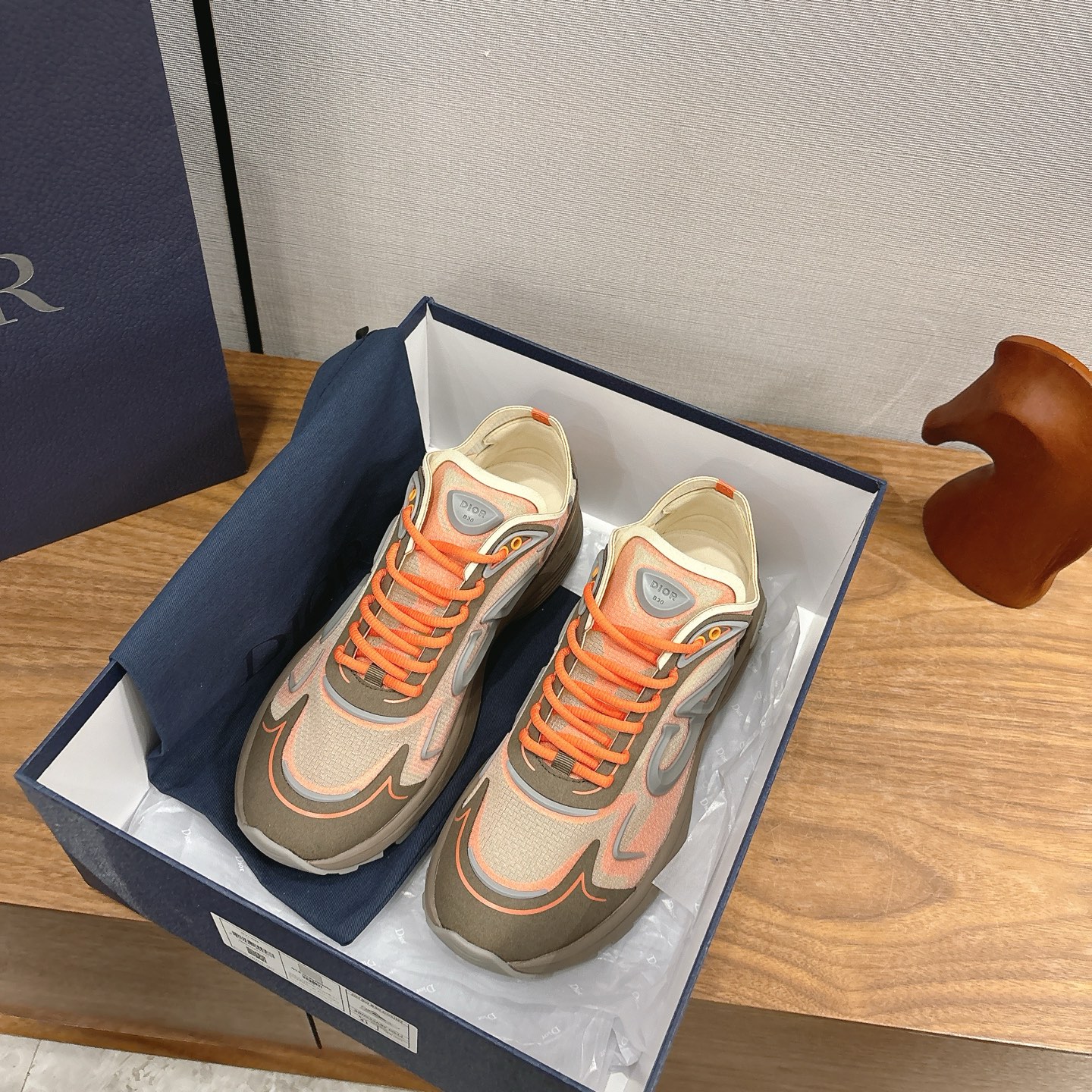 NO:696280,Top version men's Dior Dior 26 new B30 new color series!  !  Classic upgrades collide with new sparks. Popular casual shoes and sports shoes. The original demolition is a perfect one-to-one reproduction. The workmanship details are in place. The original customized materials are awesome. The latest element combination. Fashionable and casual personality. Versatile. The fabric is original and customized. Electric embroidery on the fabric. The inner leather is breathable mesh. The original molding pad for the feet. The original one-to-one molded TPU foam for the outsole.  Size men's size 37-45 (37.38.46.47 customized, non-refundable), casual shoes/sports shoes, dior, dior, sneakers19860909顶级版 男款 迪奥Dior 26款 全新 B30 新色系！！ 经典升级碰撞新火花 火爆休闲鞋 运动鞋 原版爆拆一比一完美复刻 工艺做工细节到位 原版定制材料 超赞 最新元素组合 时尚休闲个性 百搭 面料原版定制布面电绣 内里皮面拼透气网布 垫脚原版成型垫 大底原版一比一开模TPU发泡 码数男码37-45(37.38.46.47订制不退换）,休闲鞋/运动鞋,dior,dior,sneakers,Women's Shoes