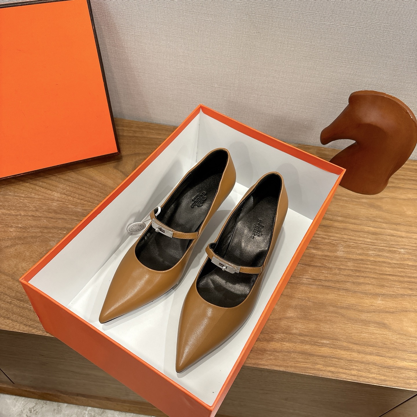 NO:705667,Hermer/Hermès classic kitten heel kelly buckle, pointed toe Mary Jane shoes, Mary Jane shoes that people fall in love with at first glance. The kelly buckle is cool, full of high-end, good appearance and comfort. The pointed toe design lengthens the leg line, making the foot appear slimmer, adding a feminine elegance. The fabric is made of imported fetal cowhide, the inner foot pads are all mixed sheepskin, and the Italian imported cowhide leather outsole  Size35-39 (customized 40/41), high heels, hermes, hermes, mary jane, high heels, cowhide, sheepskin19860909Hermer/爱马仕经典小猫跟kelly扣 尖头玛丽珍鞋 让人一眼就爱上的玛丽珍鞋 kelly扣酷酷的 高级感满满 颜值和舒适度都很友好 尖头设计拉长腿部线条 使脚部显得更加纤细 增添女性的优雅气质. 面料采用进口胎牛皮 内里垫脚均为混种羊皮 意大利进口牛皮大底 Size35-39（40/41定制）,高跟鞋单鞋,hermes,hermes,mary jane,high heels,cowhide,sheepskin,Women's Shoes