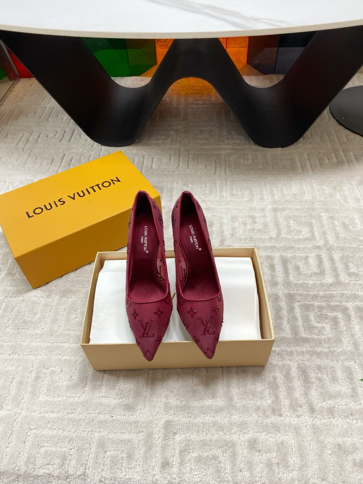 NO:705663,LV Donkey Brand 2026 new model Gala mesh hot-drilled high-heeled shoes. Monogram elegance composed of bright rhinestones. Original leather outsole. Three heels: flat, 7.5cm and 9.5cm. Color: coffee, burgundy, apricot, black. Number of yards: 35-39 (34.40.41.42 custom-made, non-refundable), high-heeled shoes, louis vuitton, louis vuitton, high heels, Leather  soles19860909LV驴牌2026年新款 Gala网纱烫钻高跟鞋 由璀璨莱茵石组成Monogram的雅致 原版真皮大底 三个跟:平底,7.5cm和9.5cm 颜色:咖色.酒红.杏色.黑色 码数:35-39（34.40.41.42订做不退换）,高跟鞋单鞋,louis vuitton,louis vuitton,high heels,Leather soles,Women's Shoes