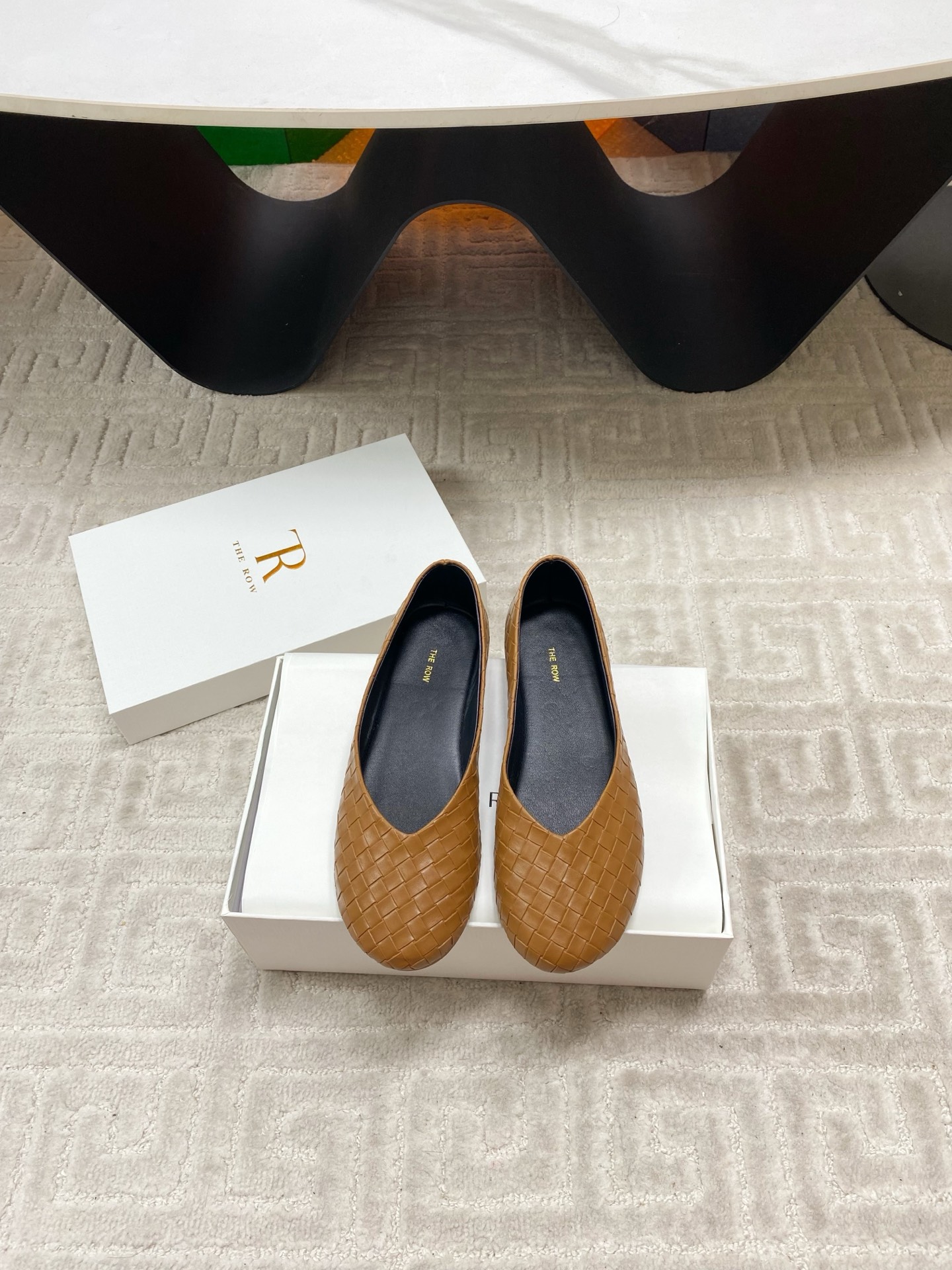 NO:705660,the row 26 spring style woven surface granny shoes single shoes. The woven embossing makes the originally monotonous granny shoes exquisite and elegant. The retro woven design not only reveals a literary style, but is also super versatile, whether it is commuting or leisure, you can easily hold it!  It’s convenient to just push on, and the flat-bottom design is so comfortable that you won’t feel tired even if you’re shopping all day long!  Retro and fashion coexist. Leather woven, sheepskin lining, genuine leather outsole, size 35-39 (40.41 customized, non-returnable), single shoes, sheepskin, Leather soles19860909the row 26春款 编织面奶奶鞋 单鞋 编织压纹让原本单调的奶奶鞋精致又高雅 复古编织设计,不仅透着一股文艺范儿,还超级百搭,无论是通勤或休闲,都能轻松hold住！一脚蹬的便利,平底设计更是舒适到飞起,逛街一整天都不累脚！复古与时尚并存. 皮面编织,羊皮内里 真皮大底 码数35-39（40.41定制不退换）,单鞋,sheepskin,Leather soles,Women's Shoes