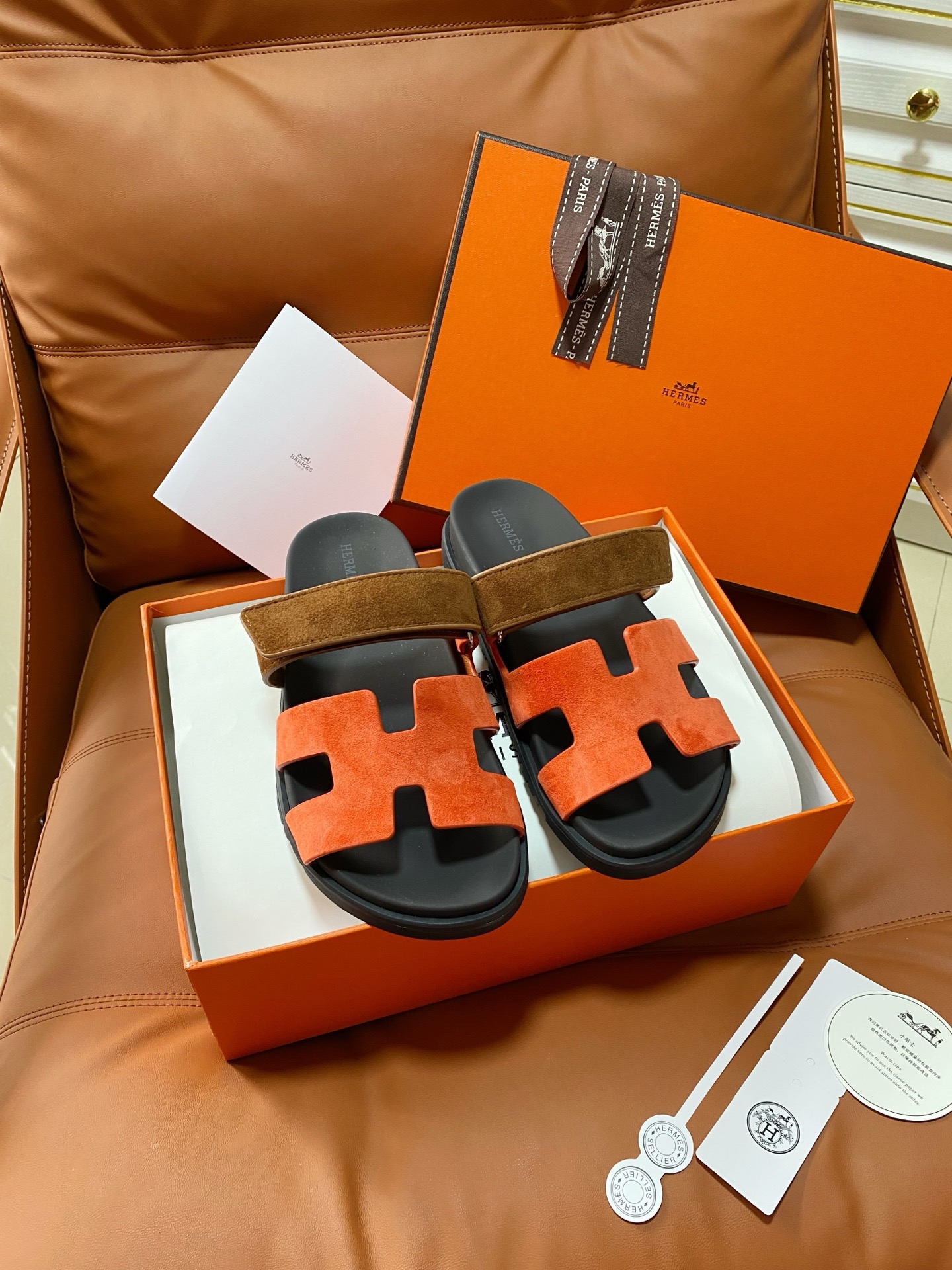 NO:751114,Produced in 26ss new colors, original outer box packaging, top version (men's size) new Herme* H family chypre second uncle's shoes, H-shaped hook and loop flat bottom, new color-blocking sandals and slippers, purchased from ZP, top original quality, the highest version on the market. The upper is imported first-layer cowhide/cowhide lining, and the original open-molded outsole. You get what you pay for, real materials, whether it is leather, last type, sole, or craftsmanship, all are consistent with ZP  Size 35-39 (40.41.42 can be customized without return or exchange) Men's size 39-44 (45, 46 customized) Comes with H full set of high-end packaging, slippers, hermes, sandals, slippers, cowhide1986090926ss新色出品 原版外盒包装另配 顶级版本 (男码) 上新Herme* H家chypre二舅鞋H型魔术贴平底新款拼色凉鞋拖鞋 ZP购入,顶级原单品质,市面最高版本 鞋面进口头层牛皮/牛皮里 原版开模大底.一分钱一分货,真材实料,无论是皮料、楦型、鞋底、工艺,都跟ZP一致 Size35-39码(40.41.42可定制不退不换） 男码39-44（45、46订做）  配H全套高端包装,拖鞋,hermes,sandals,slippers,cowhide,Women's Shoes