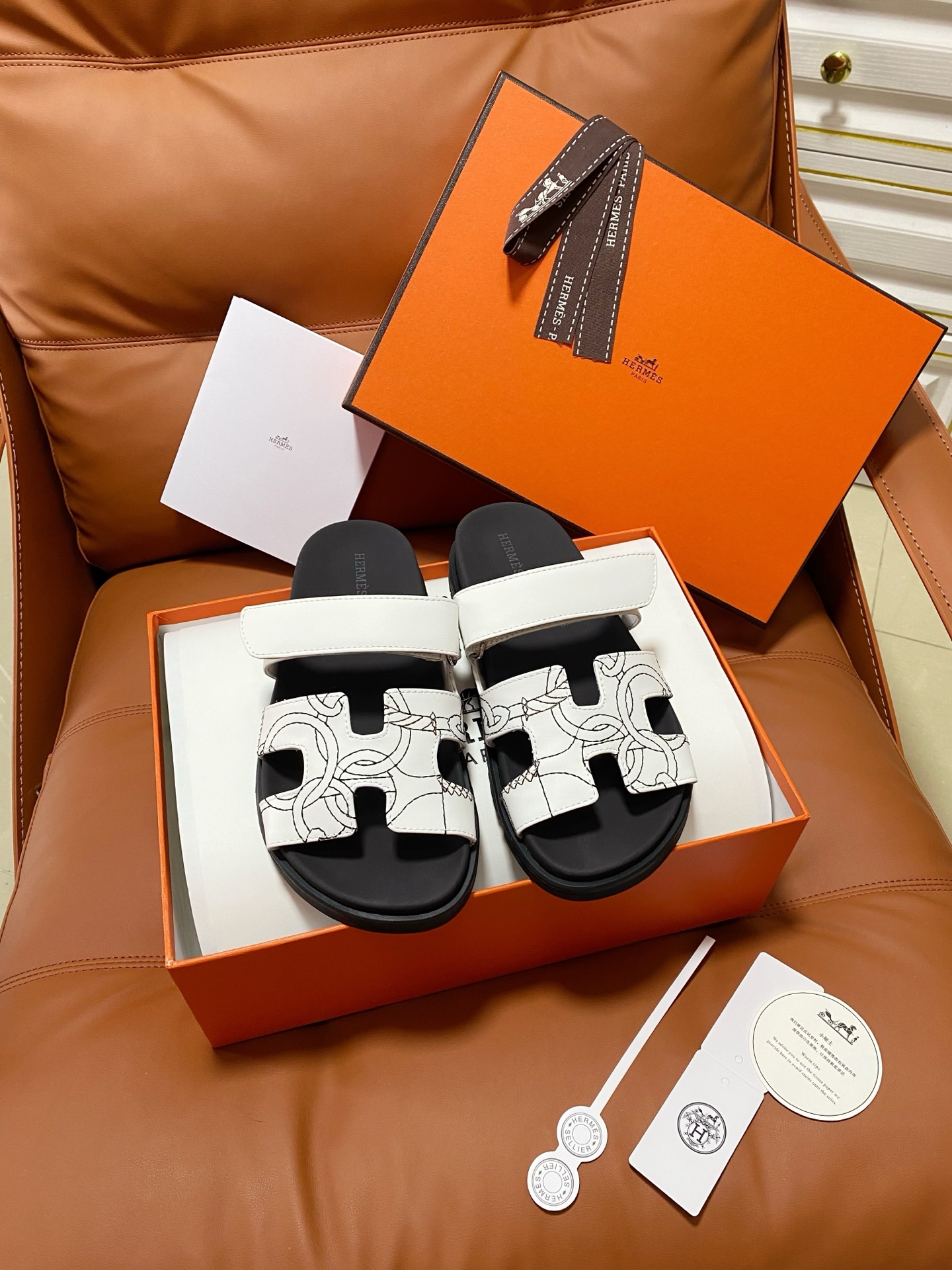 NO:747337,Produced in 26ss new colors, original outer box packaging, top version (men's size) new Herme* H family chypre second uncle's shoes, H-shaped hook and loop flat bottom, new color-blocking sandals and slippers, purchased from ZP, top original quality, the highest version on the market. The upper is imported first-layer cowhide/cowhide lining, and the original open-molded outsole. You get what you pay for, real materials, whether it is leather, last type, sole, or craftsmanship, all are consistent with ZP  Size 35-39 (40.41.42 can be customized without return or exchange) Men's size 39-44 (45, 46 customized) Comes with H full set of high-end packaging, slippers, hermes, sandals, slippers, cowhide1986090926ss新色出品 原版外盒包装另配 顶级版本 (男码) 上新Herme* H家chypre二舅鞋H型魔术贴平底新款拼色凉鞋拖鞋 ZP购入,顶级原单品质,市面最高版本 鞋面进口头层牛皮/牛皮里 原版开模大底.一分钱一分货,真材实料,无论是皮料、楦型、鞋底、工艺,都跟ZP一致 Size35-39码(40.41.42可定制不退不换） 男码39-44（45、46订做）  配H全套高端包装,拖鞋,hermes,sandals,slippers,cowhide,Women's Shoes