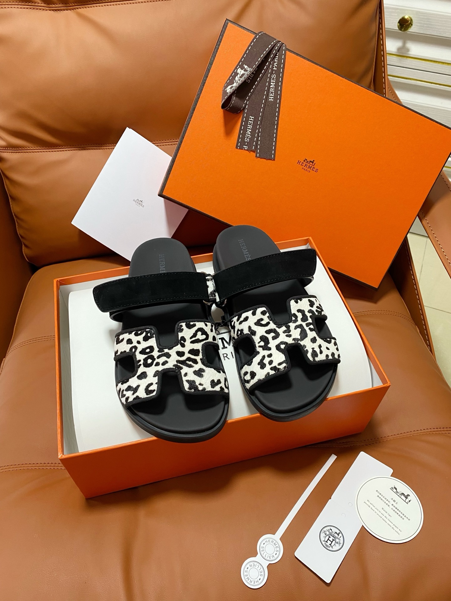 NO:783956,Produced in 26ss new colors, original outer box packaging, top version (men's size) new Herme* H family chypre second uncle's shoes, H-shaped hook and loop flat bottom, new color-blocking sandals and slippers, purchased from ZP, top original quality, the highest version on the market. The upper is imported first-layer cowhide/cowhide lining, and the original open-molded outsole. You get what you pay for, real materials, whether it is leather, last type, sole, or craftsmanship, all are consistent with ZP  Size 35-39 (40.41.42 can be customized without return or exchange) Men's size 39-44 (45, 46 customized) Comes with H full set of high-end packaging, slippers, hermes, sandals, slippers, cowhide1986090926ss新色出品 原版外盒包装另配 顶级版本 (男码) 上新Herme* H家chypre二舅鞋H型魔术贴平底新款拼色凉鞋拖鞋 ZP购入,顶级原单品质,市面最高版本 鞋面进口头层牛皮/牛皮里 原版开模大底.一分钱一分货,真材实料,无论是皮料、楦型、鞋底、工艺,都跟ZP一致 Size35-39码(40.41.42可定制不退不换） 男码39-44（45、46订做）  配H全套高端包装,拖鞋,hermes,sandals,slippers,cowhide,Women's Shoes