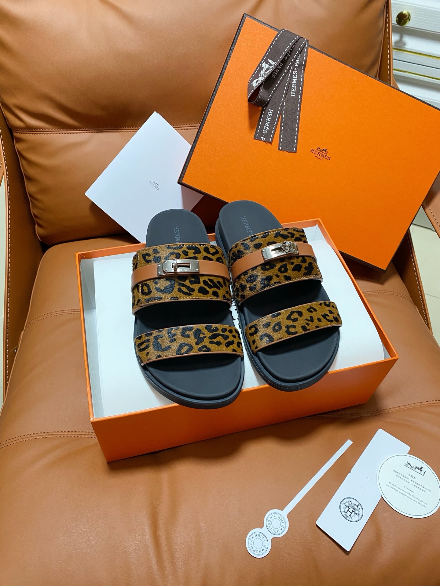 NO:750363,Produced in 26ss new colors, original outer box packaging, top version (men's size) new Herme* H family chypre second uncle's shoes, H-shaped hook and loop flat bottom, new color-blocking sandals and slippers, purchased from ZP, top original quality, the highest version on the market. The upper is imported first-layer cowhide/cowhide lining, and the original open-molded outsole. You get what you pay for, real materials, whether it is leather, last type, sole, or craftsmanship, all are consistent with ZP  Size 35-39 (40.41.42 can be customized without return or exchange) Men's size 39-44 (45, 46 customized) Comes with H full set of high-end packaging, slippers, hermes, sandals, slippers, cowhide1986090926ss新色出品 原版外盒包装另配 顶级版本 (男码) 上新Herme* H家chypre二舅鞋H型魔术贴平底新款拼色凉鞋拖鞋 ZP购入,顶级原单品质,市面最高版本 鞋面进口头层牛皮/牛皮里 原版开模大底.一分钱一分货,真材实料,无论是皮料、楦型、鞋底、工艺,都跟ZP一致 Size35-39码(40.41.42可定制不退不换） 男码39-44（45、46订做）  配H全套高端包装,拖鞋,hermes,sandals,slippers,cowhide,Women's Shoes