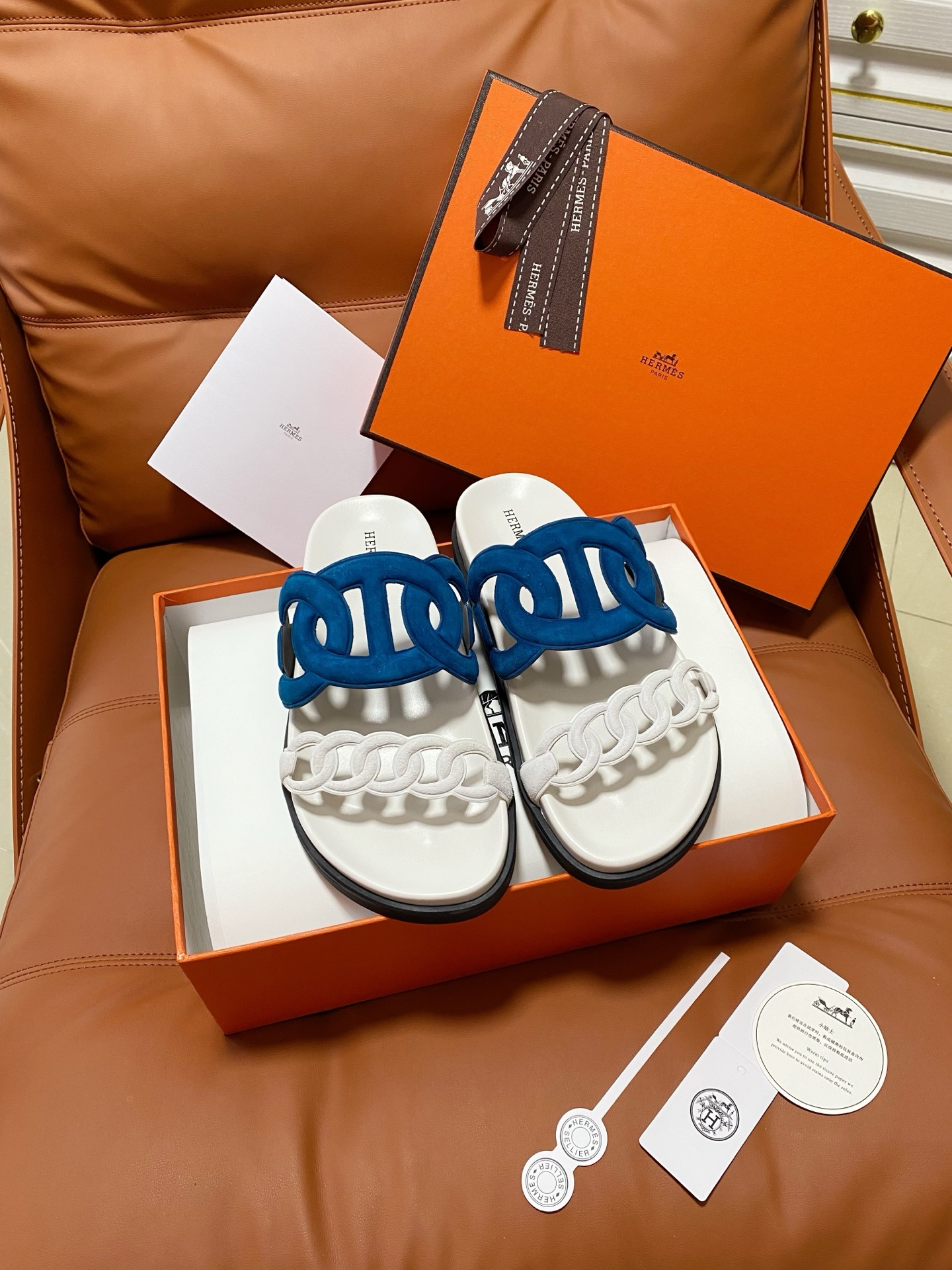 NO:751109,Produced in 26ss new colors, original outer box packaging, top version (men's size) new Herme* H family chypre second uncle's shoes, H-shaped hook and loop flat bottom, new color-blocking sandals and slippers, purchased from ZP, top original quality, the highest version on the market. The upper is imported first-layer cowhide/cowhide lining, and the original open-molded outsole. You get what you pay for, real materials, whether it is leather, last type, sole, or craftsmanship, all are consistent with ZP  Size 35-39 (40.41.42 can be customized without return or exchange) Men's size 39-44 (45, 46 customized) Comes with H full set of high-end packaging, slippers, hermes, sandals, slippers, cowhide1986090926ss新色出品 原版外盒包装另配 顶级版本 (男码) 上新Herme* H家chypre二舅鞋H型魔术贴平底新款拼色凉鞋拖鞋 ZP购入,顶级原单品质,市面最高版本 鞋面进口头层牛皮/牛皮里 原版开模大底.一分钱一分货,真材实料,无论是皮料、楦型、鞋底、工艺,都跟ZP一致 Size35-39码(40.41.42可定制不退不换） 男码39-44（45、46订做）  配H全套高端包装,拖鞋,hermes,sandals,slippers,cowhide,Women's Shoes