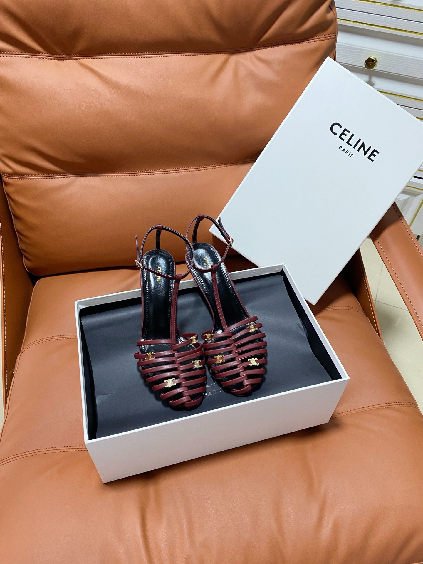 NO:875376,Celine Roman style woven sandals Celine's Roman style woven sandals are made of sheepskin and the hollow woven design has a super retro feel!  Medium heel height, easy to control for daily commuting or formal occasions. Baotou + thin belt buckle, comfortable and stable, very elegant with skirts or trousers in summer, you have the French temperament~ Size 35-39 (40 custom made, non-refundable), high heels and sandals, celine, sandals, high heels, skirts, sheepskin19860909Celine 罗马风编织凉鞋 Celine这款罗马风编织凉鞋,采用羊皮材质,镂空编织设计超有复古感！中跟高度,日常通勤或正式场合都能轻松驾驭.包头+细带扣,舒适又稳固,夏天搭裙装或裤装都很优雅,法式气质拿捏住啦～ 码数35-39（40订做不退换）,高跟鞋凉鞋,celine,sandals,high heels,skirts,sheepskin,Women's Shoes