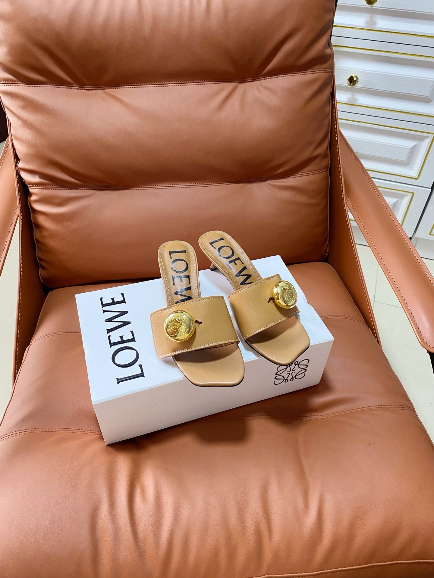 NO:875437,LOEWE French retro slippers are here!  The new sandals decorated with the iconic elements of Anagram Pebble are full of elegance, and the design is inspired by the shoulder straps of the Pebble handbag. The upper is decorated with large metal Anagram Pebble, and the fabric is made of super soft cowhide. Sheepskin lining greatly improves wearing comfort. Sole 35-39 (40.41 customization is non-refundable), slippers, loewe, loewe, sandals, slippers, cowhide, sheepskin19860909LOEWE 罗意威 法式复古感的拖鞋来啦！饰以Anagram Pebble标志性元素的新款凉鞋尽显 优雅气质,设计灵感源自Pebble手袋的肩带 鞋面饰大号金属Anagram Pebble装饰, 面料采用超柔软牛皮材 内里羊皮 大大提升穿着舒适度 鞋底35-39 (40.41定制不退不换),拖鞋,loewe,loewe,sandals,slippers,cowhide,sheepskin,Women's Shoes