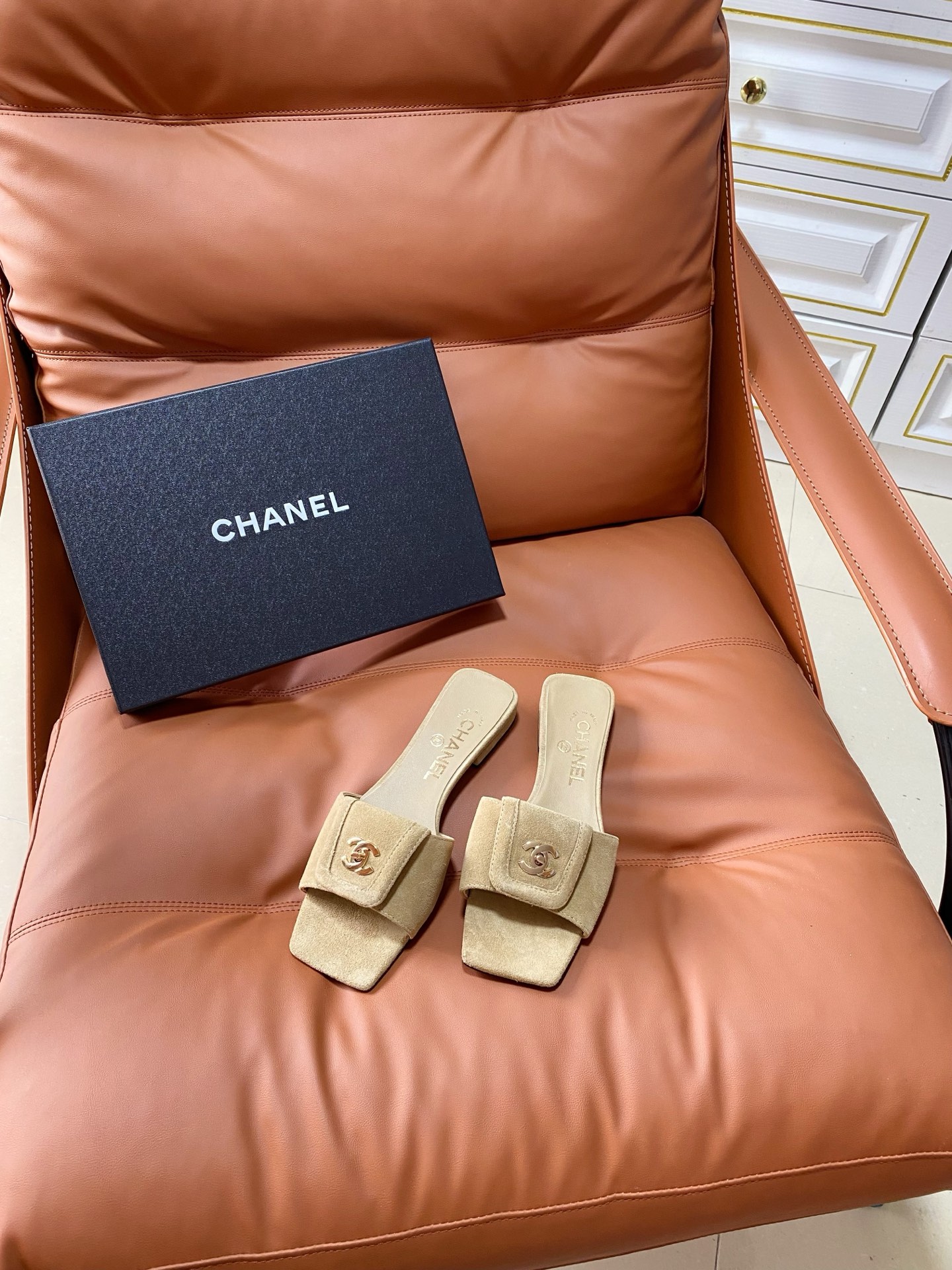 NO:875445,Chanel 2026 new early spring clamshell double C square toe slippers, upper sheepskin/cashmere, inner sheepskin outsole, genuine leather outsole, size 35-39 (customized sizes 40 and 41 are non-returnable), slippers, chanel, slippers, sheepskin, Leather soles19860909Chanel 2026 早春新款翻盖双C方头拖鞋 鞋面羊皮/羊绒 内里羊皮 大底真皮大底 码数35-39码（40、41码定制不退换）,拖鞋,chanel,slippers,sheepskin,Leather soles,Women's Shoes