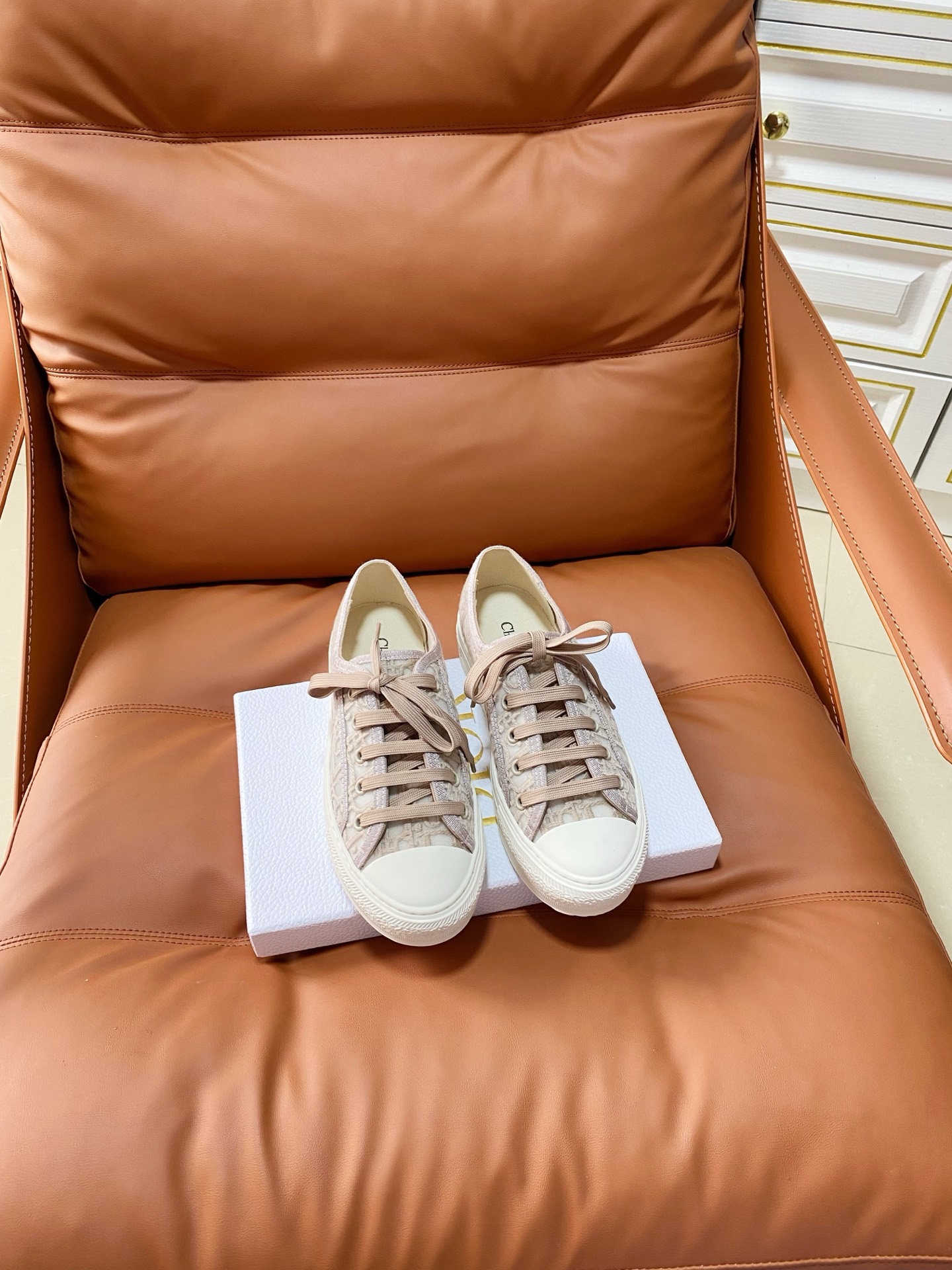 NO:875417,Thin-soled Dior 2026 early spring new Walkn series new color flat-soled strap casual skateboard shoes CD iconic dark flower letter logo jacquard embroidery pattern color-blocking canvas sneakers The top version on the market Material: original imported environmentally friendly lace mesh embroidery upper + imported calfskin lining + high elastic Logo foam paste cowhide foot pads + original molded Tpu outsole  Size35-39 (40 customized, non-refundable), casual shoes/sports shoes, dior, dior, sneakers, cowhide19860909薄底 Dior 迪奥 2026早春新款Walkn系列新色平底绑带休闲滑板鞋 CD标志性暗花字母logo提花刺绣图案拼色帆布运动鞋 市面顶级版本 材质:原版进口环保蕾丝网刺绣鞋面+内里进口小牛皮+高弹力Logo发泡贴牛皮垫脚+原版开模Tpu大底 Size35-39(40定制不退换）,休闲鞋/运动鞋,dior,dior,sneakers,cowhide,Women's Shoes