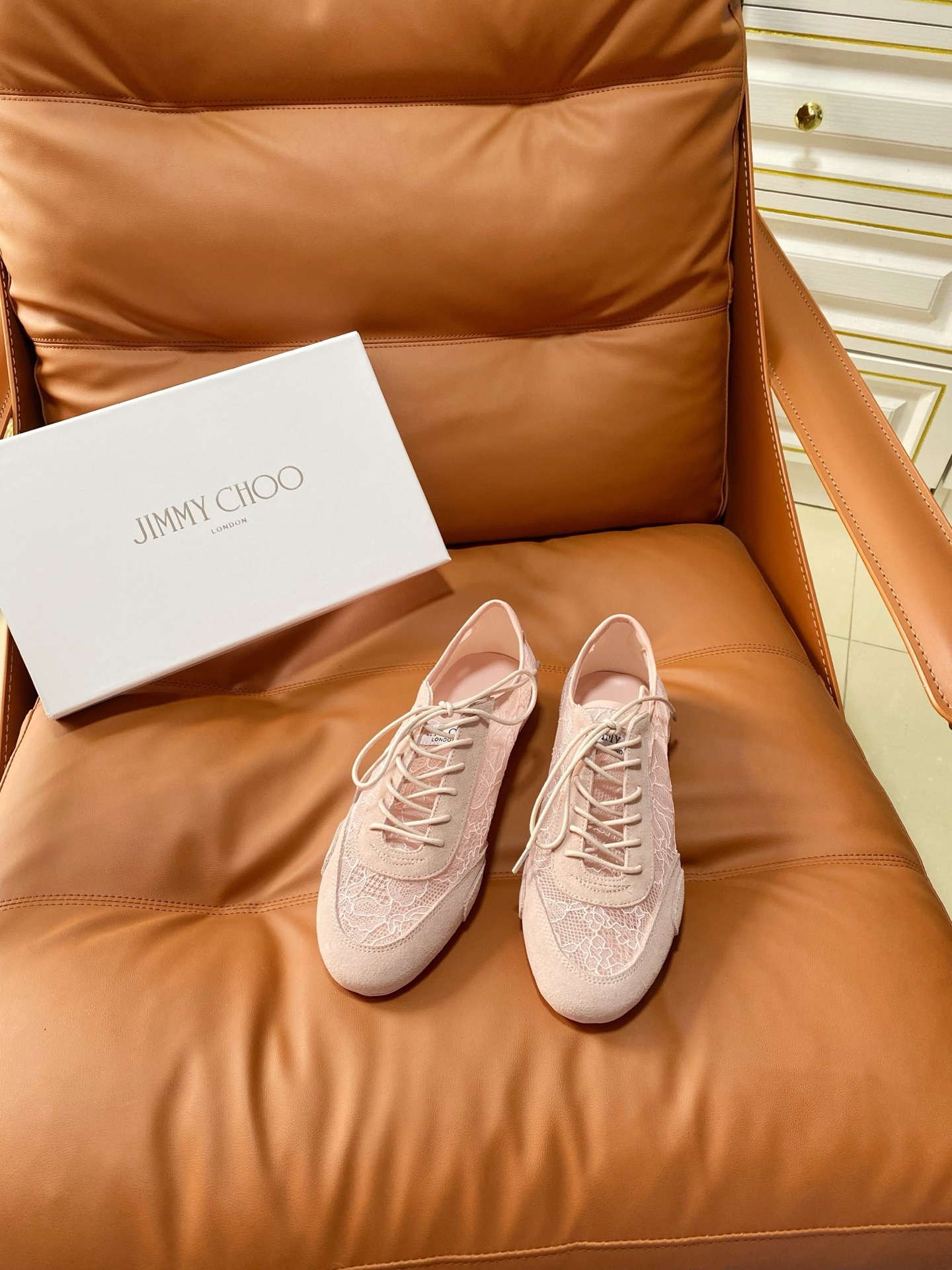NO:875396,Jimmy Choo's 2026 spring Sunny F series sports shoes are popular with the new brand Logo 3D three-dimensional printing technology. The upper is made of original customized lace and sheep wolf stitching rubber soles with composite insoles. The design is comfortable and light. The slim appearance of the shoe brings smooth and fitting support and cushioning effect, showing the fashionable personality. The upper layer of cowhide imported sheep wolf outsole rubber outsole (super light and non-slip). The original inner lining of the foot pads.  Size35-39 (40 customized, non-refundable and non-exchangeable), casual shoes/sports shoes,jimmy choo,jimmy choo,sneakers,cowhide,sheep19860909Jimmy choo（吉米周）周仰杰2026春Sunny F系列运动鞋火爆上新品牌Logo3D立体印刷技术 鞋面采用原版定制蕾丝羊猄拼接橡胶鞋底搭配复合鞋垫设计舒适又轻盈鞋型外观纤薄带来流畅贴合的支撑与缓冲效果尽显时尚个性魅力 鞋面头层牛皮进口羊猄 大底橡胶大底（超轻·防滑） 垫脚原版内里 Size35-39(40定制不退不换),休闲鞋/运动鞋,jimmy choo,jimmy choo,sneakers,cowhide,sheep,Women's Shoes