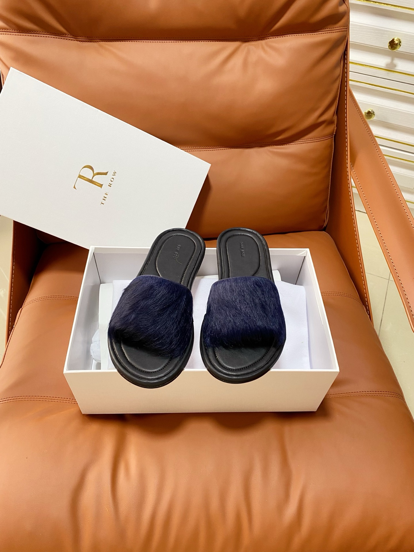 NO:875441,THE ROW 26 new spring and summer simple beach slippers, one of the most popular brands in the past two years, almost every blogger has a pair!  The summer season is coming, and I recommend this casual yet stylish slipper. I feel like this lazy slipper is about to explode in popularity!  Whether paired with jeans, linen leg pants or a skirt, it looks great!  Must buy a pair!  Its structure is based on ergonomic design, allowing the foot to be completely free and comfortable, so the structure of the foot bed completely fits the curvature of the foot. In the hot summer, a pair of light and comfortable shoes is indispensable. These oak-made Birkenstock cork shoes, retro double-buckle casual beach slippers, are simply a savior!  The upper is made of horse hair, the inner lining is sheepskin, the original outsole is size 35-39 (customized for 40, non-returnable), slippers, slippers, skirts, jeans, sheepskin19860909THE ROW 26春夏新款简易沙滩拖鞋 近两年最火之一的品牌,几乎博主人手一双！夏日的季节就要到了,推荐这款随性又不乏设计感的拖鞋,这款懒人拖鞋我感觉即将要爆火！无论是配牛仔裤,亚麻腿裤还是裙子都可以很亮眼！必须入手一双！ 其构造鉴于人体工学设计,让脚完全解放舒适打造的,所以其脚床的构造完全贴合脚的弧度. 夏日炎炎,少不了一双轻盈又舒适的,这款橡木材质勃肯软木鞋复古双扣休闲沙滩女拖,简直就是救星！ 鞋面采用马毛 内里垫脚羊皮 原版大底 size 35-39 (40定做不退换),拖鞋,slippers,skirts,jeans,sheepskin,Women's Shoes