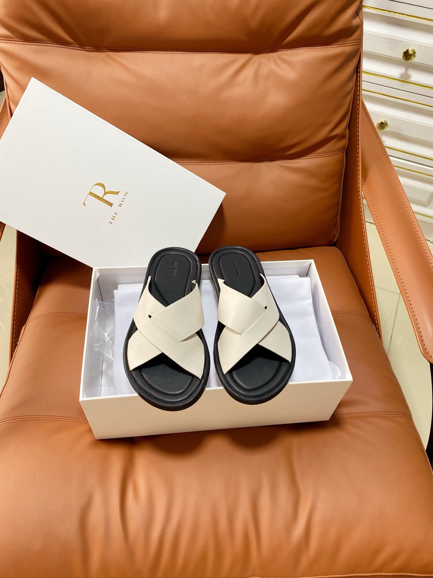 NO:875391,THE ROW 26 new spring and summer simple beach slippers, one of the most popular brands in the past two years, almost every blogger has a pair!  The summer season is coming, and I recommend this casual yet stylish slipper. I feel like this lazy slipper is about to explode in popularity!  Whether paired with jeans, linen leg pants or a skirt, it looks great!  Must buy a pair!  Its structure is based on ergonomic design, allowing the foot to be completely free and comfortable, so the structure of the foot bed completely fits the curvature of the foot. In the hot summer, a pair of light and comfortable shoes is indispensable. These oak-made Birkenstock cork shoes, retro double-buckle casual beach slippers, are simply a savior!  The upper is made of cowhide, the lining is sheepskin, the original outsole is size 35-39 (40 is custom-made and cannot be returned or exchanged), slippers, slippers, skirts, jeans, cowhide, sheepskin19860909THE ROW 26春夏新款简易沙滩拖鞋 近两年最火之一的品牌,几乎博主人手一双！夏日的季节就要到了,推荐这款随性又不乏设计感的拖鞋,这款懒人拖鞋我感觉即将要爆火！无论是配牛仔裤,亚麻腿裤还是裙子都可以很亮眼！必须入手一双！ 其构造鉴于人体工学设计,让脚完全解放舒适打造的,所以其脚床的构造完全贴合脚的弧度. 夏日炎炎,少不了一双轻盈又舒适的,这款橡木材质勃肯软木鞋复古双扣休闲沙滩女拖,简直就是救星！ 鞋面采用牛皮 内里垫脚羊皮 原版大底 size 35-39(40定做不退换),拖鞋,slippers,skirts,jeans,cowhide,sheepskin,Women's Shoes