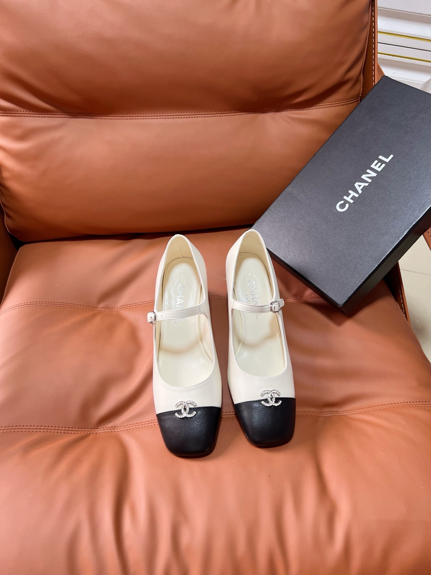 NO:875434,CHANE*2026 Little Chanel early spring hot-selling Mary Jane shoes are a perfect reserve!  !  Much more comfortable than the classic Slingback!  Every color is a whitening weapon that makes your feet look whiter! So cute! Another popular fragrance~ Material original sheepskin, original sheepskin lining, outsole, genuine leather sole, code number: 35-39 (40/41.42 customized, non-returnable, non-exchangeable), single shoes, chanel, chanel, mary jane, sheepskin19860909CHANE*2026小香奈儿早春爆品玛丽珍单鞋 妥妥的自留款！！比经典款Slingback舒服太多啦！每个颜色上脚都很显白 的显白利器!好嗲啊!又是火爆的小香~ 材质原版羊皮 内里原版内里羊皮 大底真皮鞋底 码数:35-39(40/41.42定制不退不换),单鞋,chanel,chanel,mary jane,sheepskin,Women's Shoes