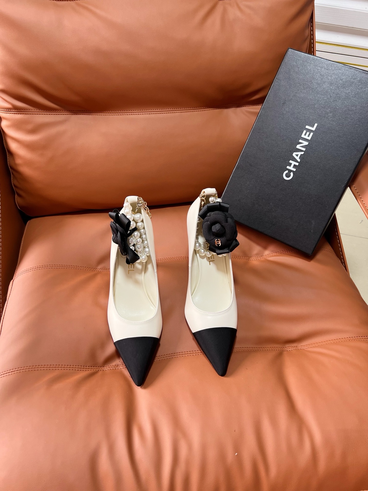 NO:875427,CHANE*2026 Little Chanel early spring hot-selling Mary Jane shoes are a perfect reserve!  !  Much more comfortable than the classic Slingback!  Every color makes your feet look whiter! It’s so cute! Another popular fragrance~ Material original sheepskin, original sheepskin lining, outsole, genuine leather sole, code number: 35-39 (40/customized, non-returnable, non-exchangeable), high heels and sandals, chanel, chanel, sandals, mary jane, high heels, sheepskin19860909CHANE*2026小香奈儿早春爆品玛丽珍单鞋 妥妥的自留款！！比经典款Slingback舒服太多啦！每个颜色上脚都很显白 的显白利器!好嗲啊!又是火爆的小香~ 材质原版羊皮 内里原版内里羊皮 大底真皮鞋底 码数:35-39(40/定制不退不换),高跟鞋凉鞋,chanel,chanel,sandals,mary jane,high heels,sheepskin,Women's Shoes