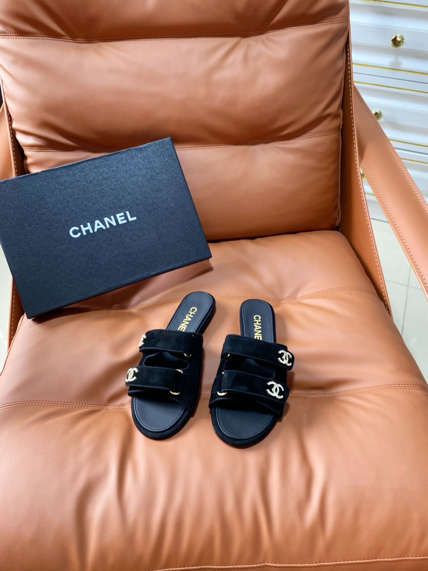 NO:875421,Chanel 26P Chanel's new double C diamond buckle Velcro slippers are very different from the previous beach slippers, more refined and more delicate ~ the double C diamond buckle is super shiny, and the black suede upper is very white ~ a very practical pair in summer, with a casual and lazy feeling ~ the Velcro can be freely adjusted for tightness, and the wide instep can also be worn to look slimming!  Fabric imported from Italy Sheep suede Lining Italian lambskin lining Hardware Swarovski rhinestone gold-plated double C buckle Outsole Exclusive private model 1:1 Italian leather combination outsole Size 35-39 (40, 41 customized non-returnable), slippers, chanel, chanel, swarovski, slippers, sheepskin, gold plating19860909Chanel 26P 香奈儿新款双C钻扣魔术贴拖鞋 比以往的沙滩拖有很大的不同,更精致更秀气～双C钻扣超级闪,黑色反绒上脚很显白～夏季实穿性很高的一双、有种随性的慵懒感～魔术贴可以自由调节松紧,宽脚背也可以穿的很显瘦！ 面料意大利进口羊反毛皮 内里意大利小羊皮内里 五金施华洛世奇水钻镀金双C扣 大底独家私模1:1意大利真皮组合大底 Size35-39（40,41订做不退换）,拖鞋,chanel,chanel,swarovski,slippers,sheepskin,gold plating,Women's Shoes
