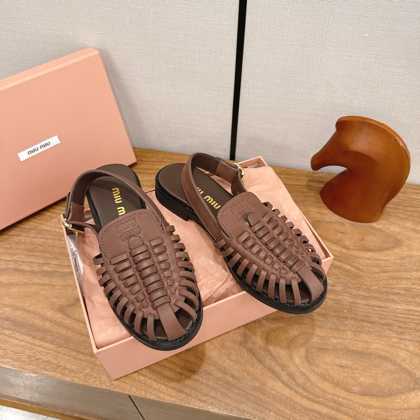 NO:875405,miu26 new spring and summer sandals, modern and casual coexist. Fashionable woven upper. Imported waxed cowhide, flat thick heel, full of casualness, relaxed and versatile 35-40 (customized for 40) full package, sandals, miumiu, sandals, cowhide19860909miu26春夏新款凉鞋 摩登与随性并存.时尚编织鞋面.进口打蜡牛皮,平底粗跟,尽显随性松弛百搭 35-40（40定制） 全套包装,凉鞋,miumiu,sandals,cowhide,Women's Shoes