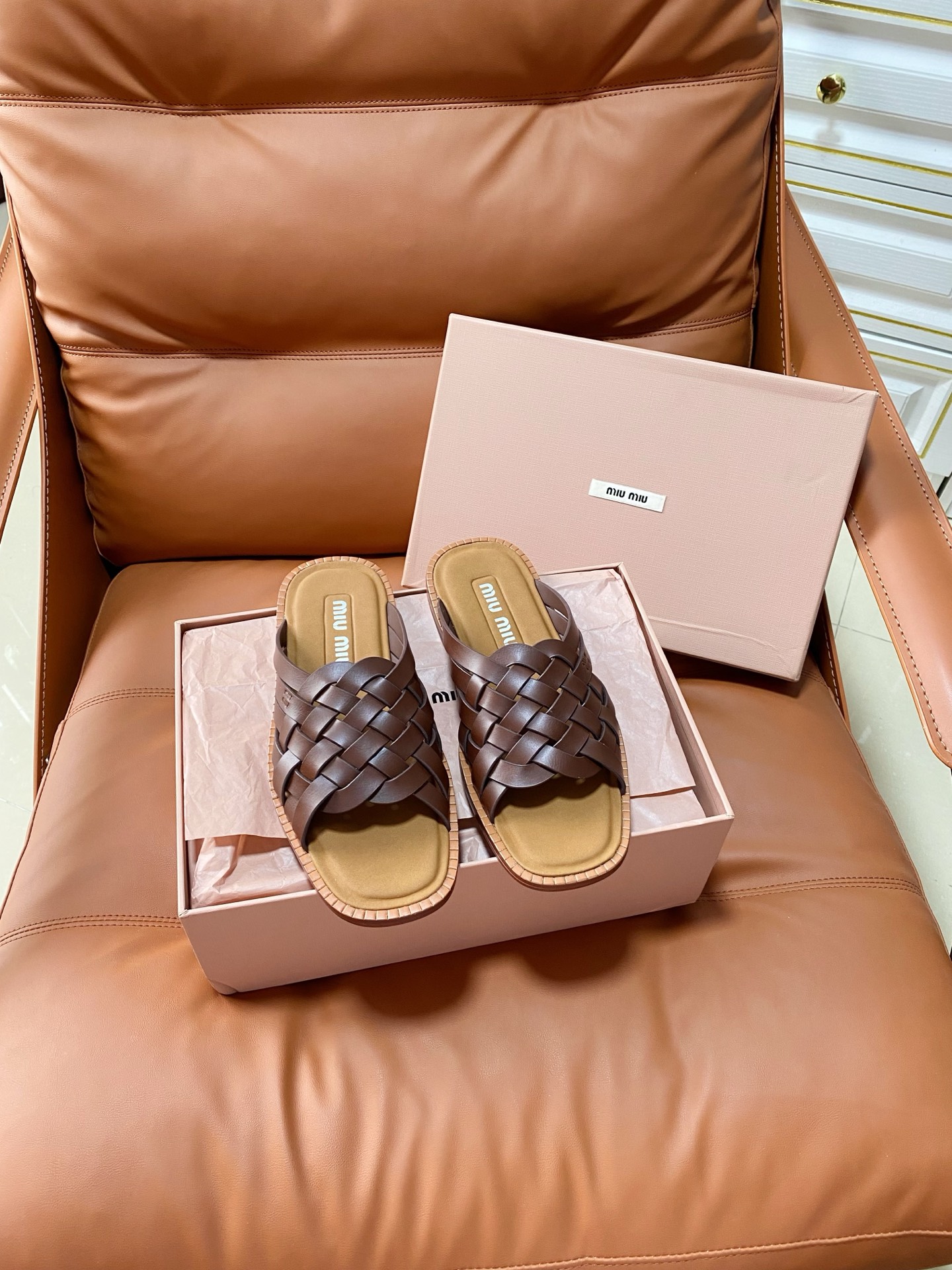 NO:875401,The new Miu Miu 2026 cowhide semi-slippers developed by ZP are handmade sheepskin woven twist rhombus flat slippers that sell out the market version. Miu is really too girly. The lambskin is super soft and waxy. If you like it, you can buy it!  The upper is made of lambskin/cow leather, the sole is genuine leather, size 35-39 (40.41 custom made, non-refundable, non-exchangeable), slippers, miumiu, slippers, cowhide, sheepskin19860909上新Miu Miu2026牛皮半拖Zp开发 手工羊皮编织麻花菱格平底拖鞋秒杀市面版本Miu真的太少女奶呼呼的 小羊皮超级软糯 喜欢可以冲了！ 鞋面对版小羊皮/牛皮 鞋底真皮 码数35-39（40.41定做不退不换）,拖鞋,miumiu,slippers,cowhide,sheepskin,Women's Shoes