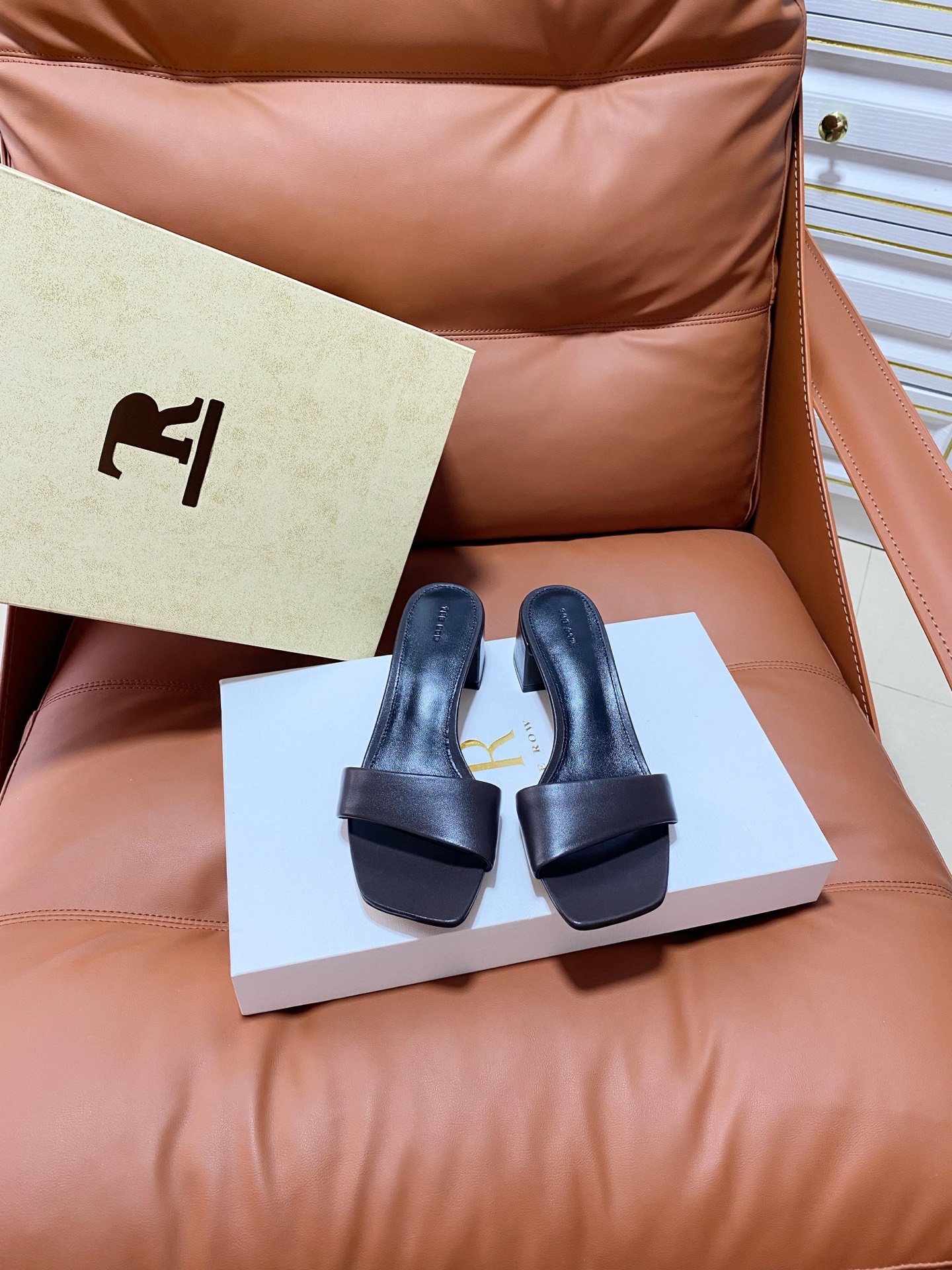 NO:875386,THE.Row's new spring and summer simple square-toe slippers. These minimalist style high-heeled sandals are made of high-quality leather and designed with bow accessories. They are simple and elegant. They can be paired with long skirts and can be both salty and sweet!  With excellent leather texture and last craftsmanship, you can feel the carefully considered humanized design when you put it on your feet. It is a particularly comfortable and simple shoe. It is naturally versatile and can be worn casually to show its beauty!  The upper is made of sheepskin, the lining is made of high-quality sheepskin, and the original leather outsole is imported from Italy. Size number: 35-39 (customized for 40, non-returnable), slippers, sandals, slippers, skirts, sheepskin, Leather soles19860909THE.Row春夏新款简易方头拖鞋这款极简风格高跟凉鞋甄选优质皮革制成,采用蝴蝶结配饰设计,简洁优雅、长裙伴侣、可盐可甜！ 出色的皮料质感和楦型工艺 ,穿上脚就能体会到那种经过用心考量的人性化设计 ,尤为舒适且简约的一款鞋子 ,自然带有百搭的属性, 随意穿搭 ,自显美感！ 鞋面采用羊皮 内里垫脚优质羊皮 意大利进口原色真皮大底 码数:35-39（40定做不退换）,拖鞋,sandals,slippers,skirts,sheepskin,Leather soles,Women's Shoes